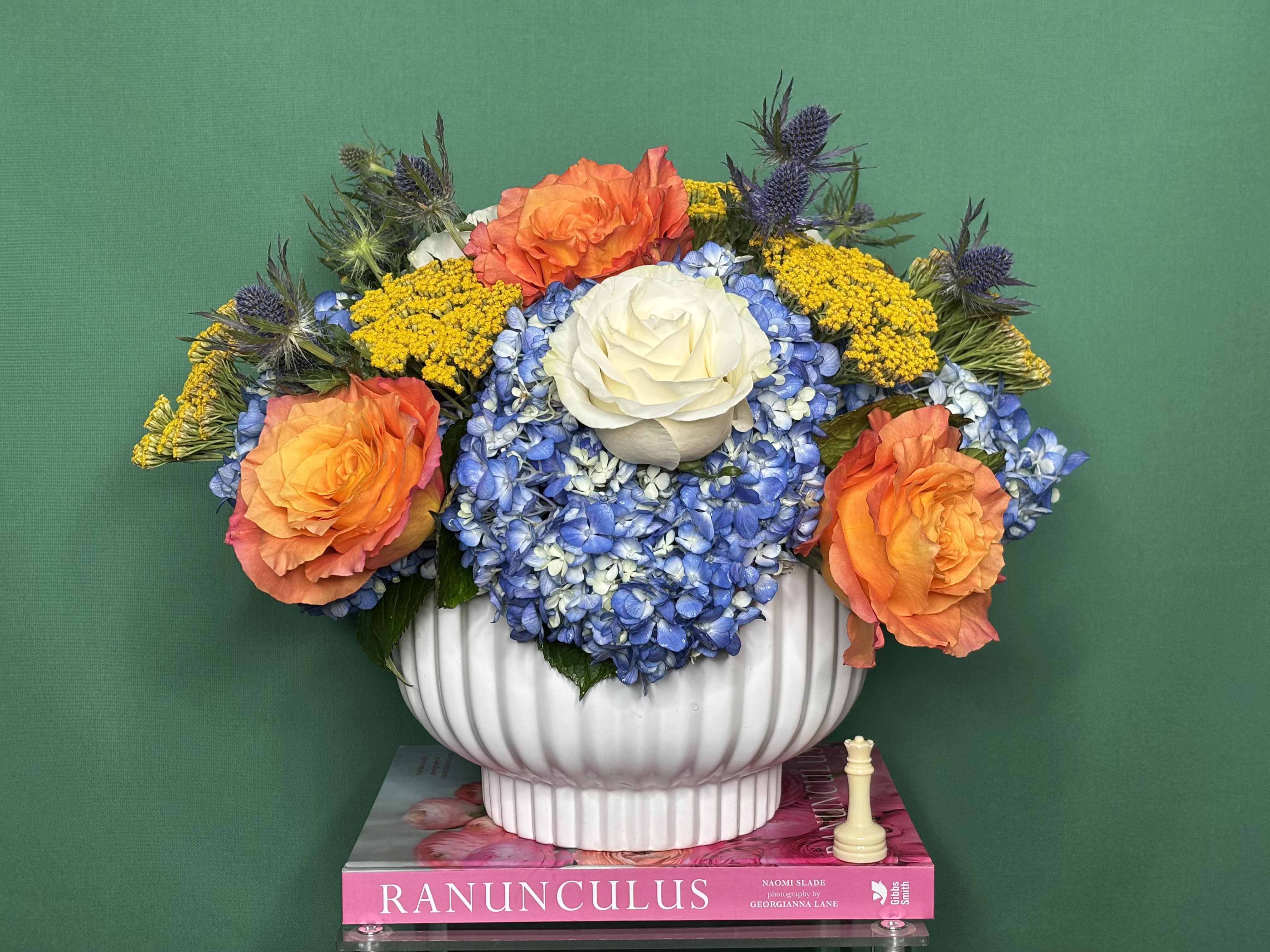 Free spirit. - You won't take your eyes off this centerpiece at any occasion where it's present. Blue Tissue Free Spirit Roses and Achilleas combine elegantly creating an cheerful effect.  