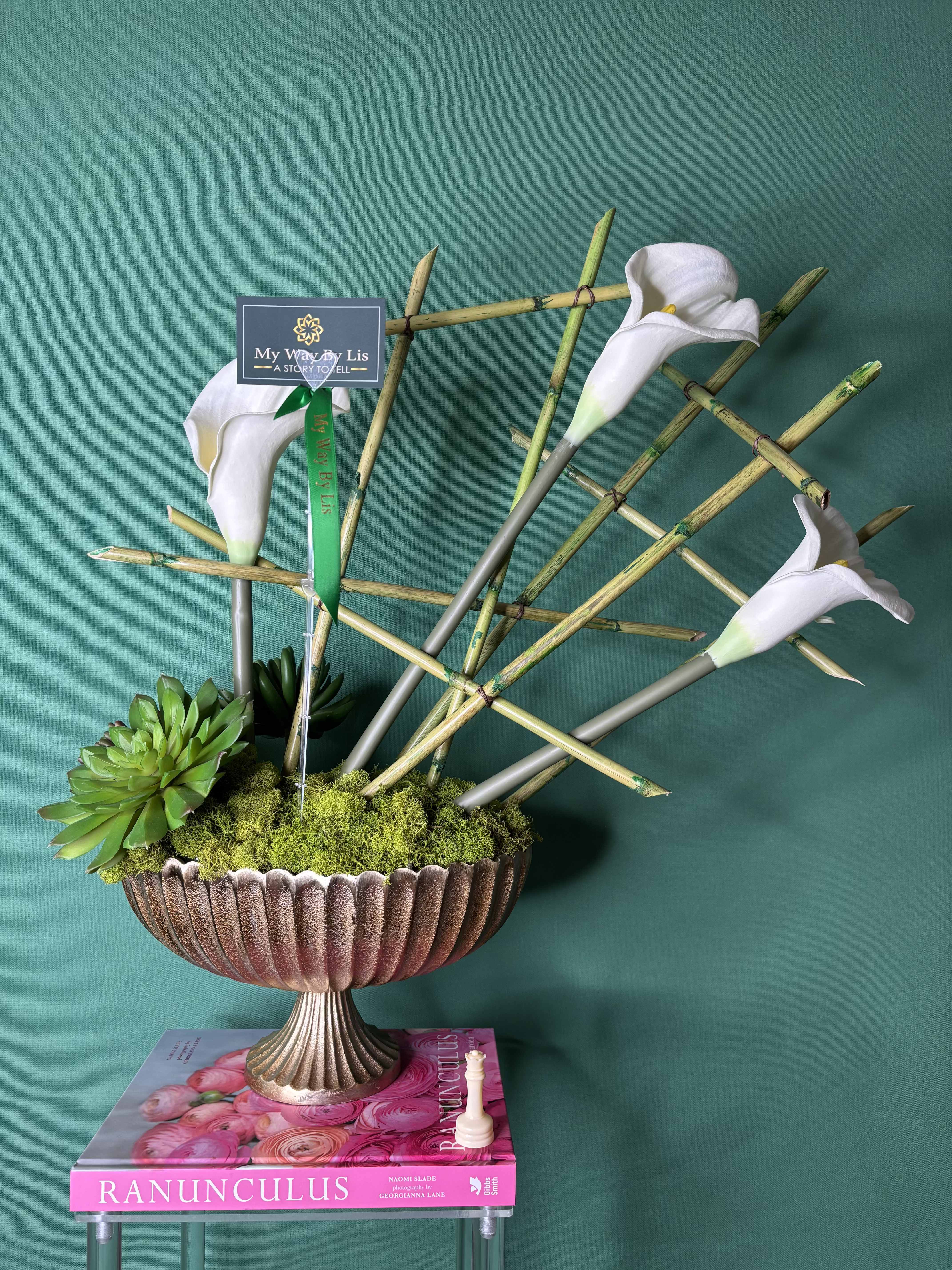Ikebana style (SILK ARRANGEMENT). - Unique, large, ikebana-style silk calla lily. (Custom-made).  