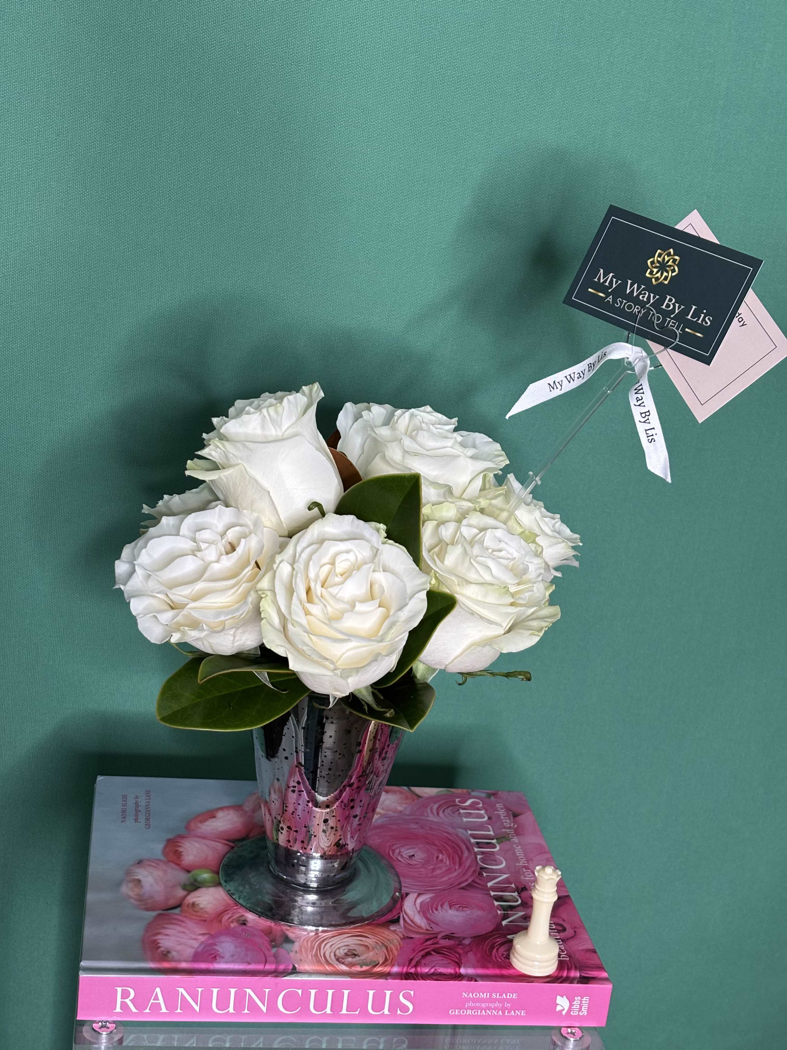 Little princes. - Transmitting love and tenderness to our loved ones with small gestures like this bouquet of white roses, ideal!  