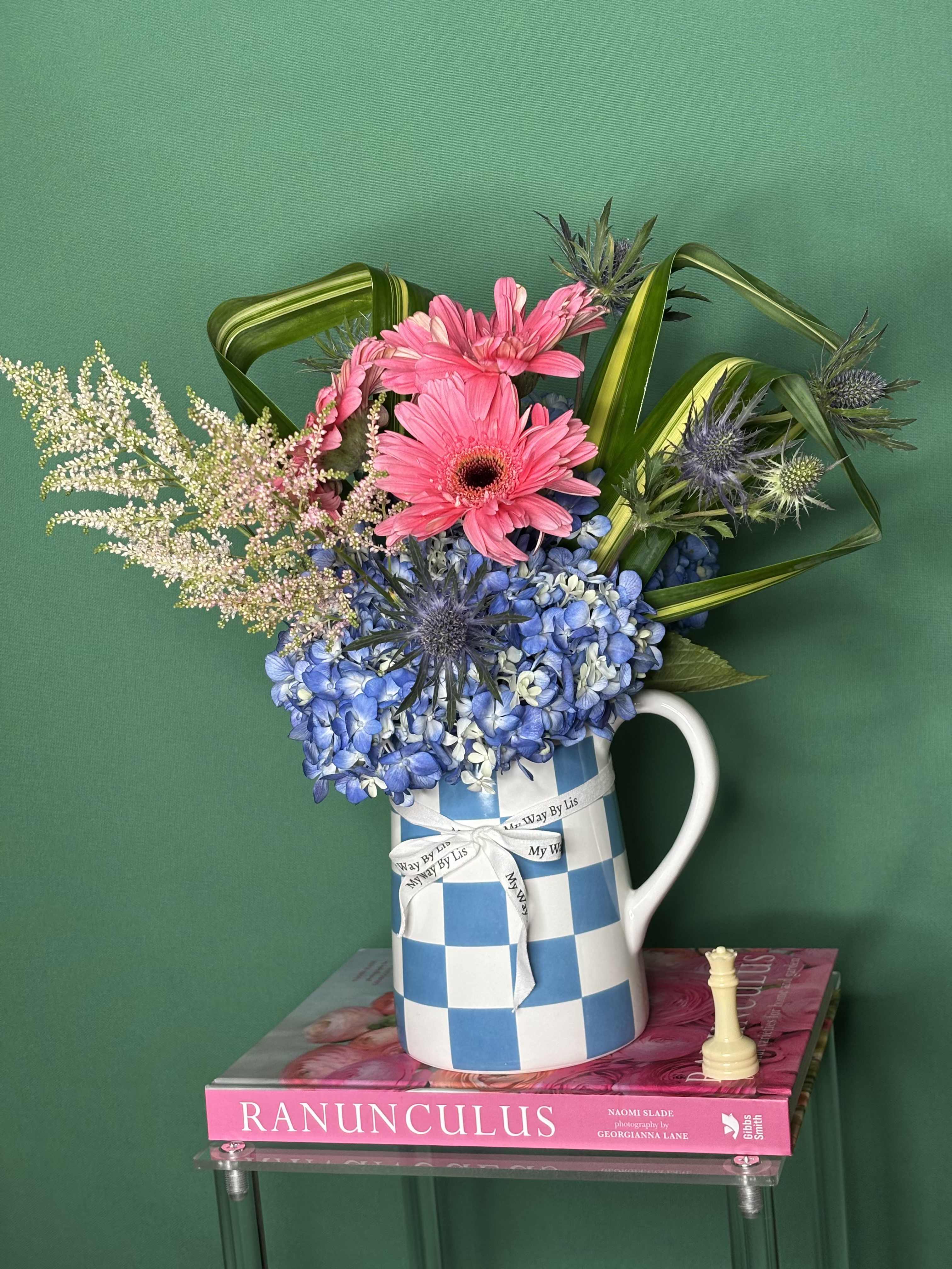London. London. - Arrangement based on light blue squares that match the intense blue of the hydrangeas!
