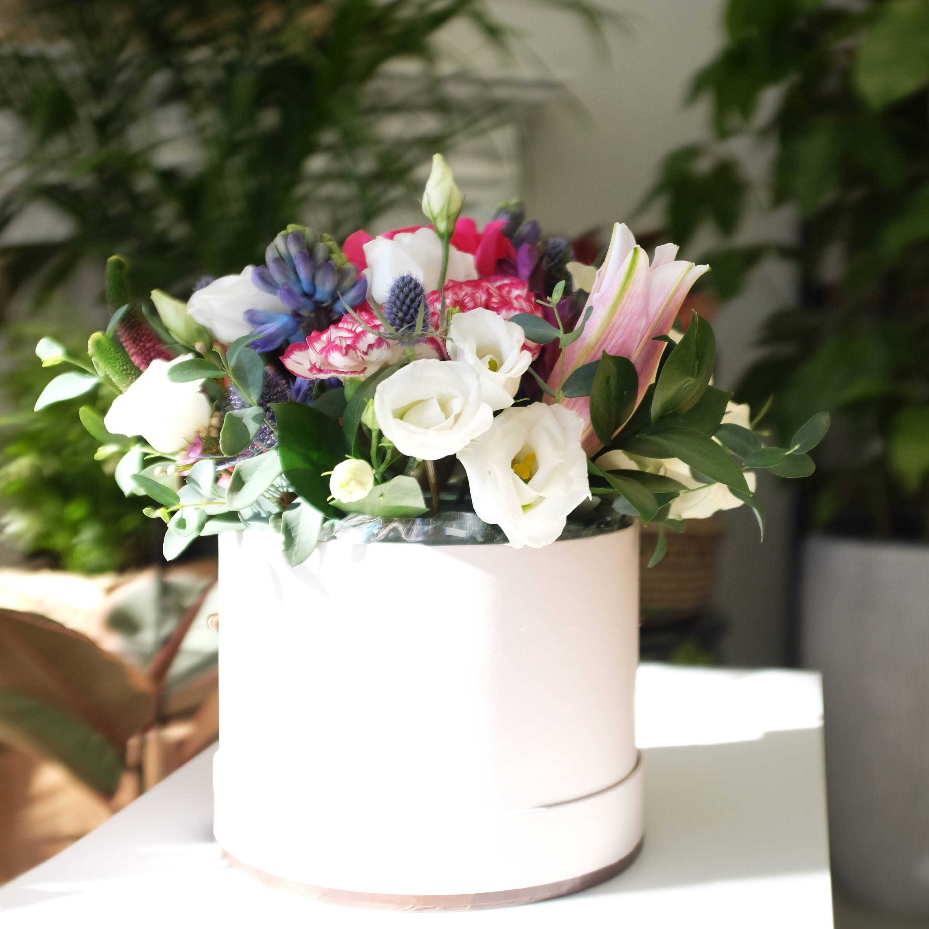 HAT BOX Arrangment - We work with fresh flowers, and all our bouquets are seasonal-inspired and custom made. While our florists make every effort to create exactly the same bouquet as shown, it will likely look a bit different since we may need to substitute with a similar flower and/or color.