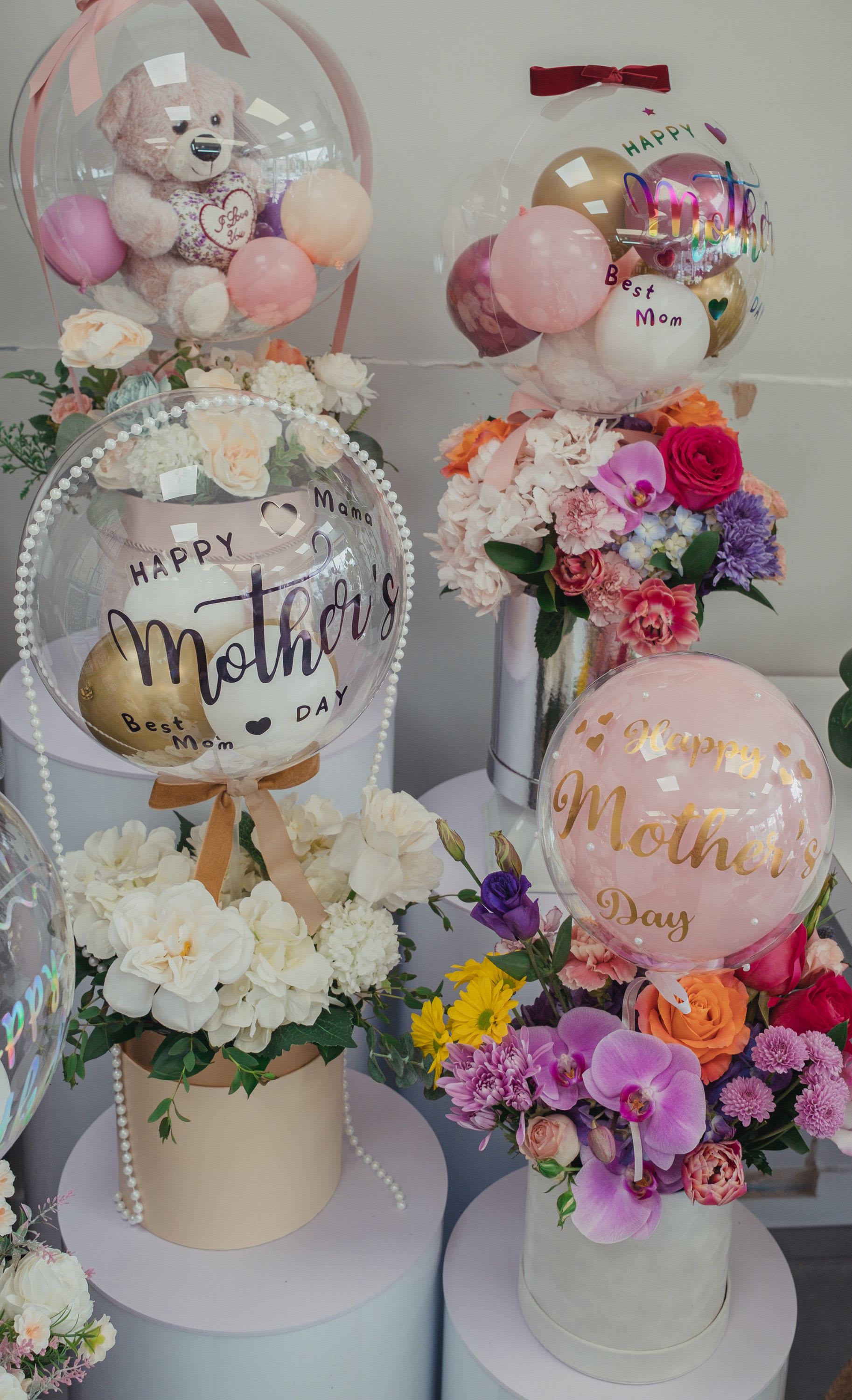 Single Ballons - Each Balloon is carefully handcrafted, offering a luxury version that turns a simple celebration into an unforgettable experience. ( Only balloons are provided. Flowers and other items are not included.) Please specify the balloons style or message for your occasion in the notes section at checkout.