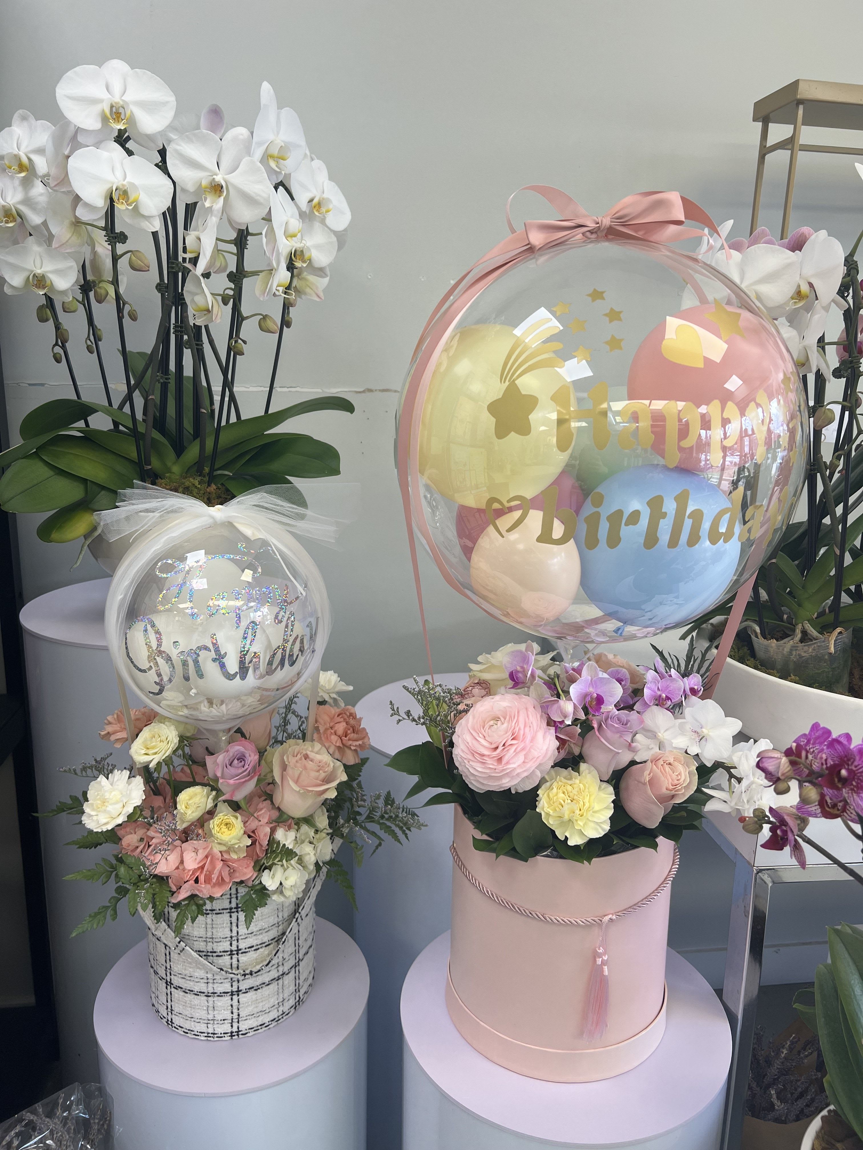 Luxury Birthday Set Luxury Birthday Set - These are luxurious and beautifully handcrafted balloons. When paired with flowers, they can make any special day even more delightful.