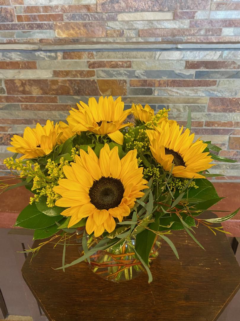 Sunnie Sunflowers - Classic Cheery Sunflowers in a clear glass cube. Great for a variety of occasions, or no occasion at all! 