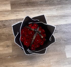 Bouquet red Louis Vuitton ️ Bouquet red Louis Vuitton ️ - bouquet of beautiful natural roses each one brings its fantasy diamond, decorative ribbon lv , wrapped in black paper.