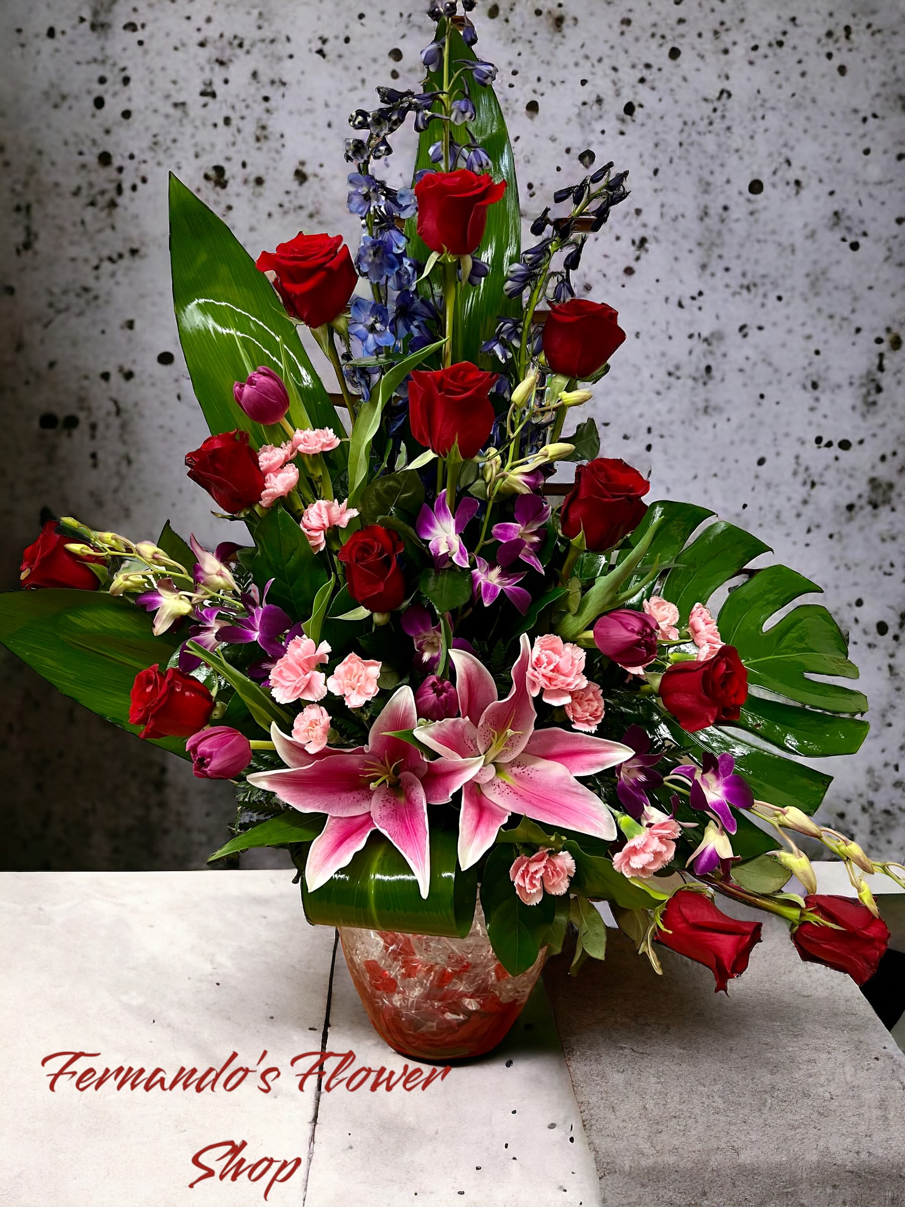 Fantasía  - Roses orchids lilies  delphinion monstera leaf