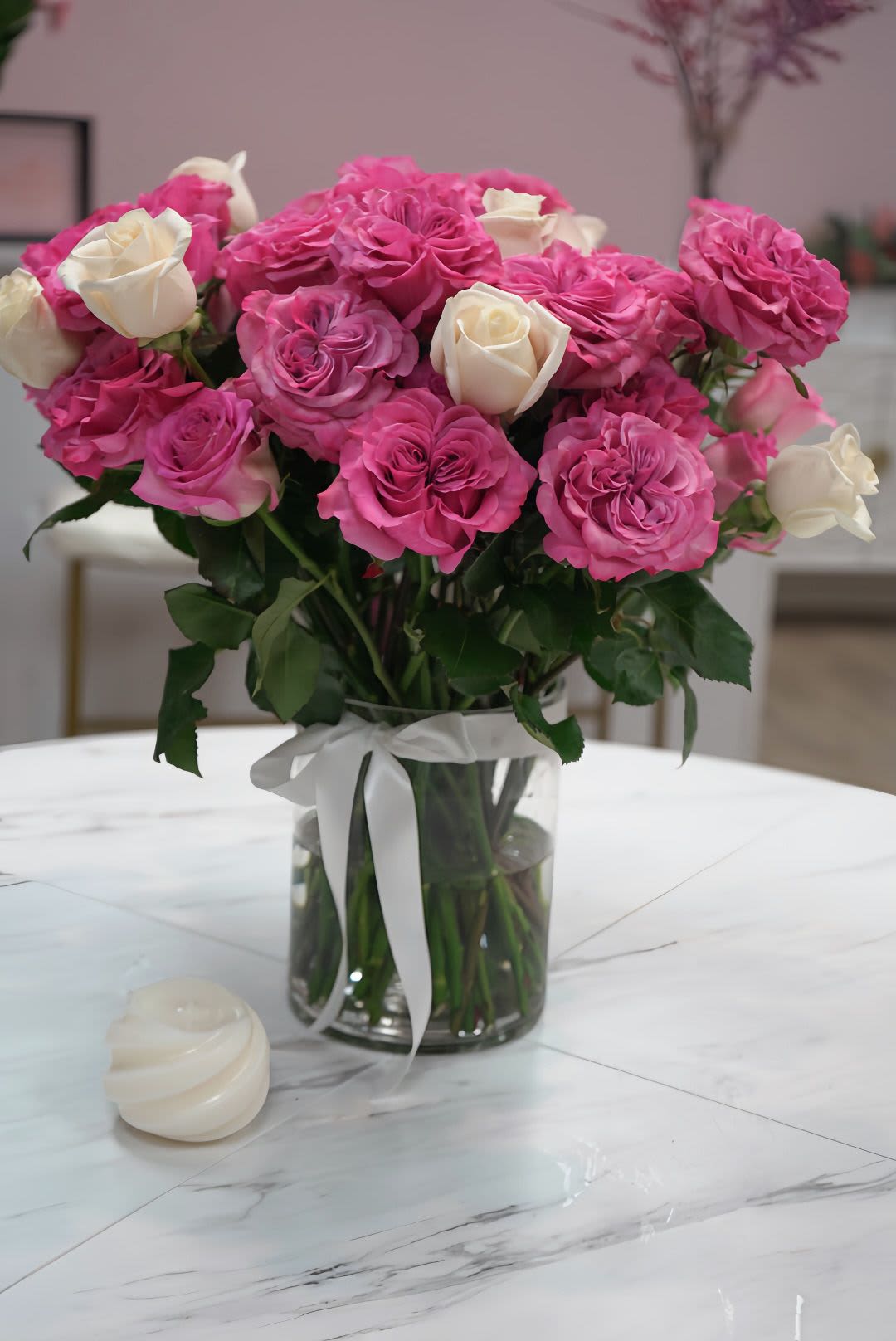 kassia - An elegant floral arrangement presented in a clear glass base, enhancing the beauty and freshness of a carefully selected mix of Ecuadorian roses. Renowned for their size, durability, and vibrant colors, these roses create a sophisticated and harmonious arrangement, perfect for gifting or decorating spaces with a touch of luxury and delicacy.  Elegante arreglo floral presentado en una base de vidrio transparente, que realza la belleza y frescura de un mix cuidadosamente seleccionado de rosas ecuatorianas. Estas rosas, reconocidas por su tamaño, duración y vibrantes colores, crean una composición sofisticada y armoniosa, perfecta para regalar o decorar espacios con un toque de lujo y delicadeza.
