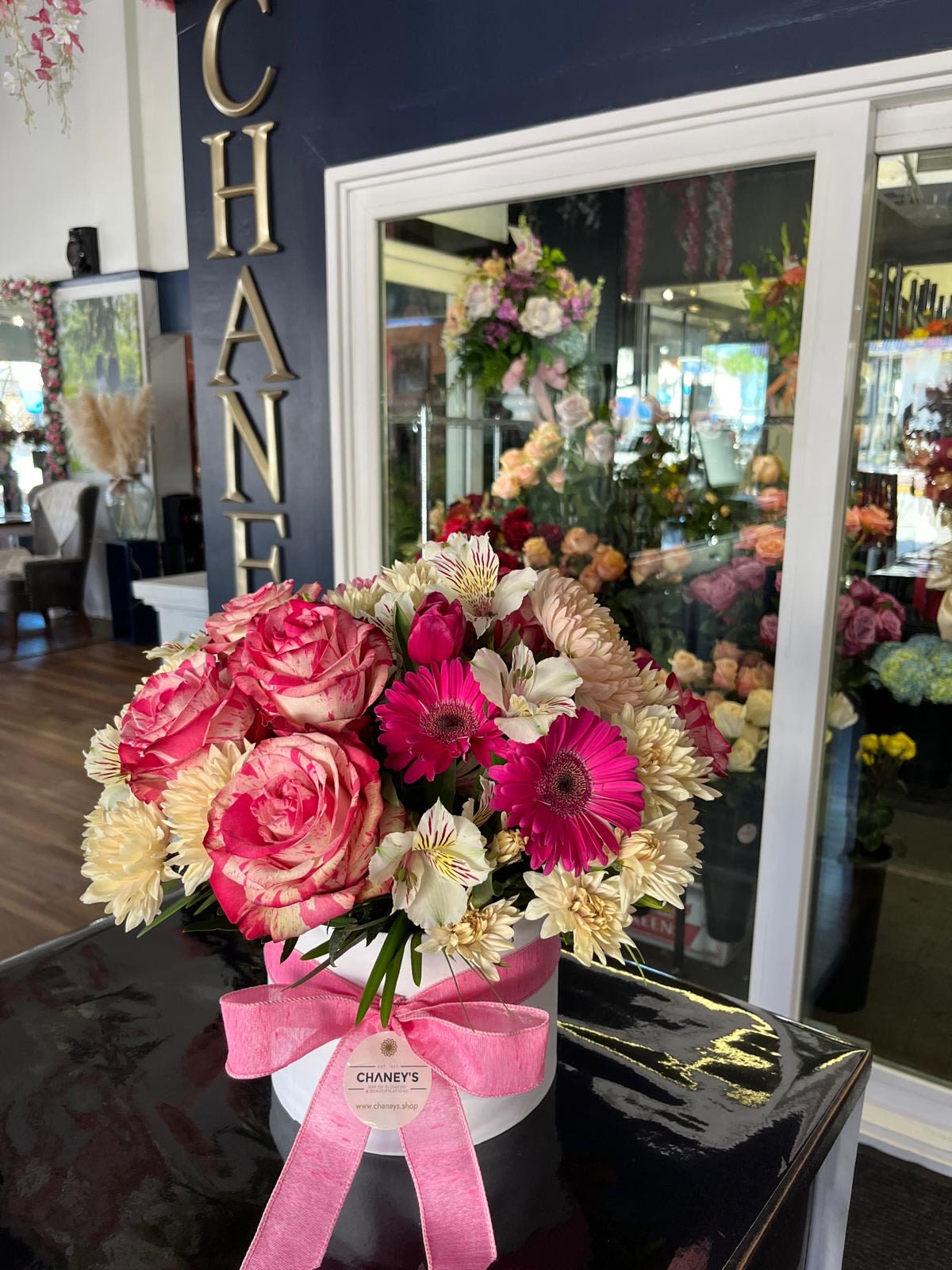 Chaney‘s Pink &amp; Cream - Floral design box with premium flowers