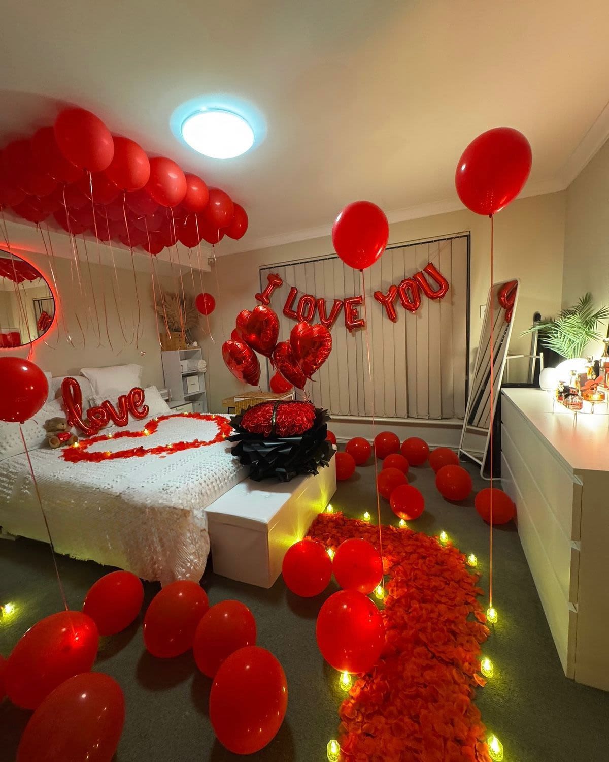 Habitacion romantica  - Habitacion romantica con petalos de rosa roja, globos, senal de i love you y love y ramo buchon de 50 rosas rojas. Con dias de antipicipacion 