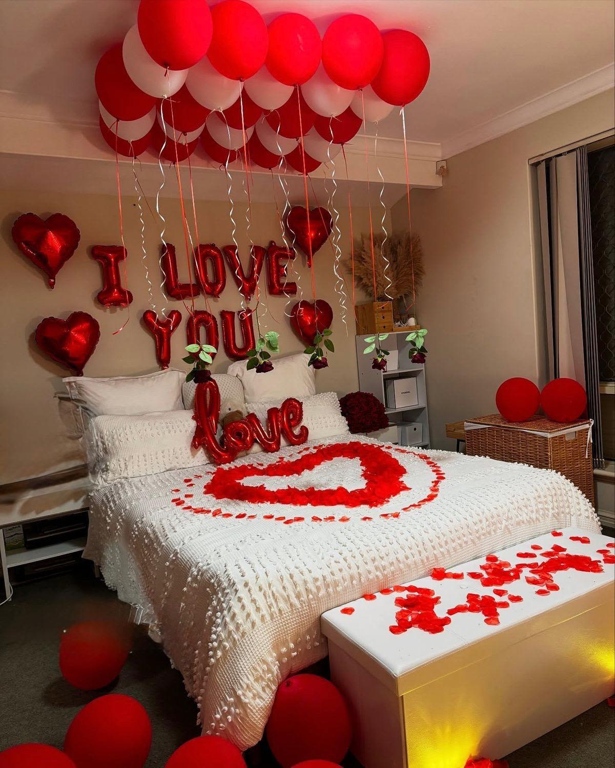 Habitacion llena de amorr - Habitacion elaborada con petalos rojos, globos, senales de i love you y love, y globos de corazon.