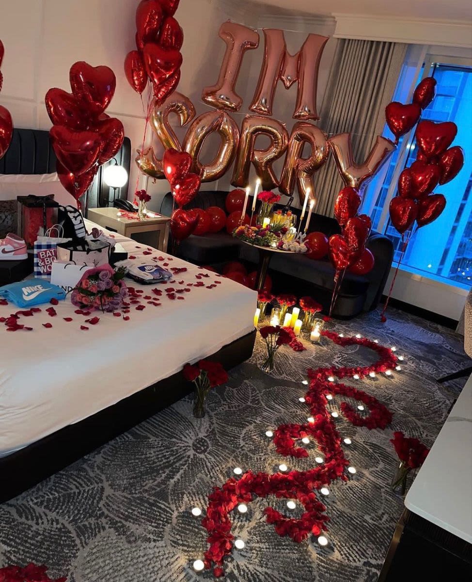 Habitacion de lo siento - Habitacion realizada con petalos rojos, velas, ramo, globos con helio y accesorios