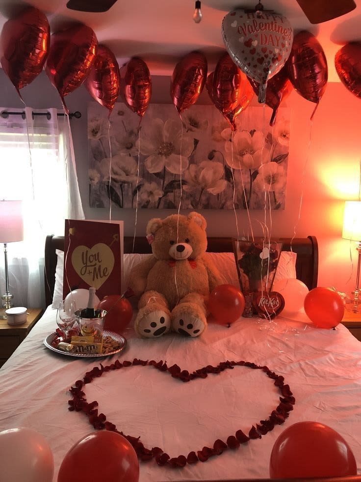Habitacion decorada - Habitacion decorada con petalos rojos, globos con helio, globos, oso de peluche, flores y regalo