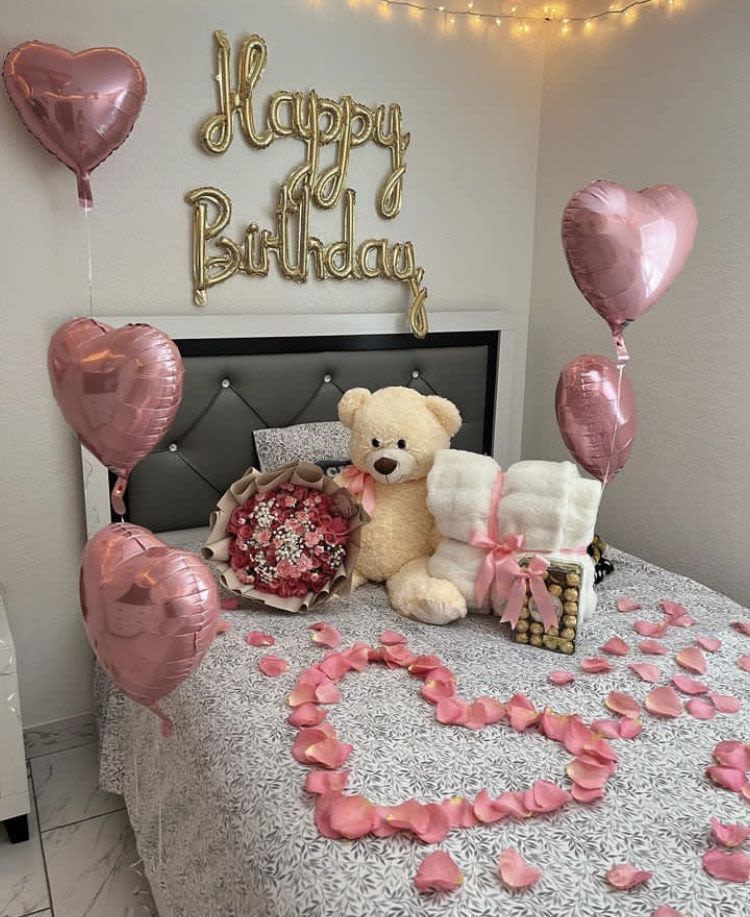 Habitacion con buchon y osito - Habitacion decorada con petalos, globos, osito de peluche, chocolates y ramo buchon de 40 rojas.