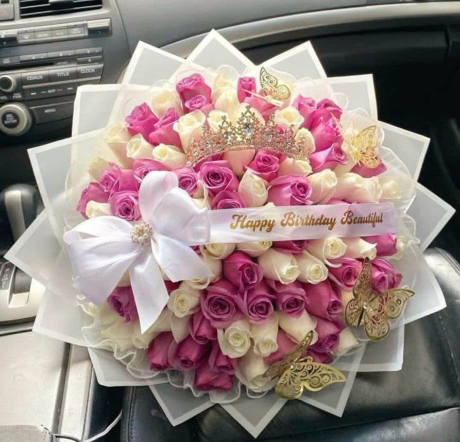 Buchon de colores calidos - Buchon elaborado con 60 rosas rosadas y blancas, corona, mariposas aritificiales y liston