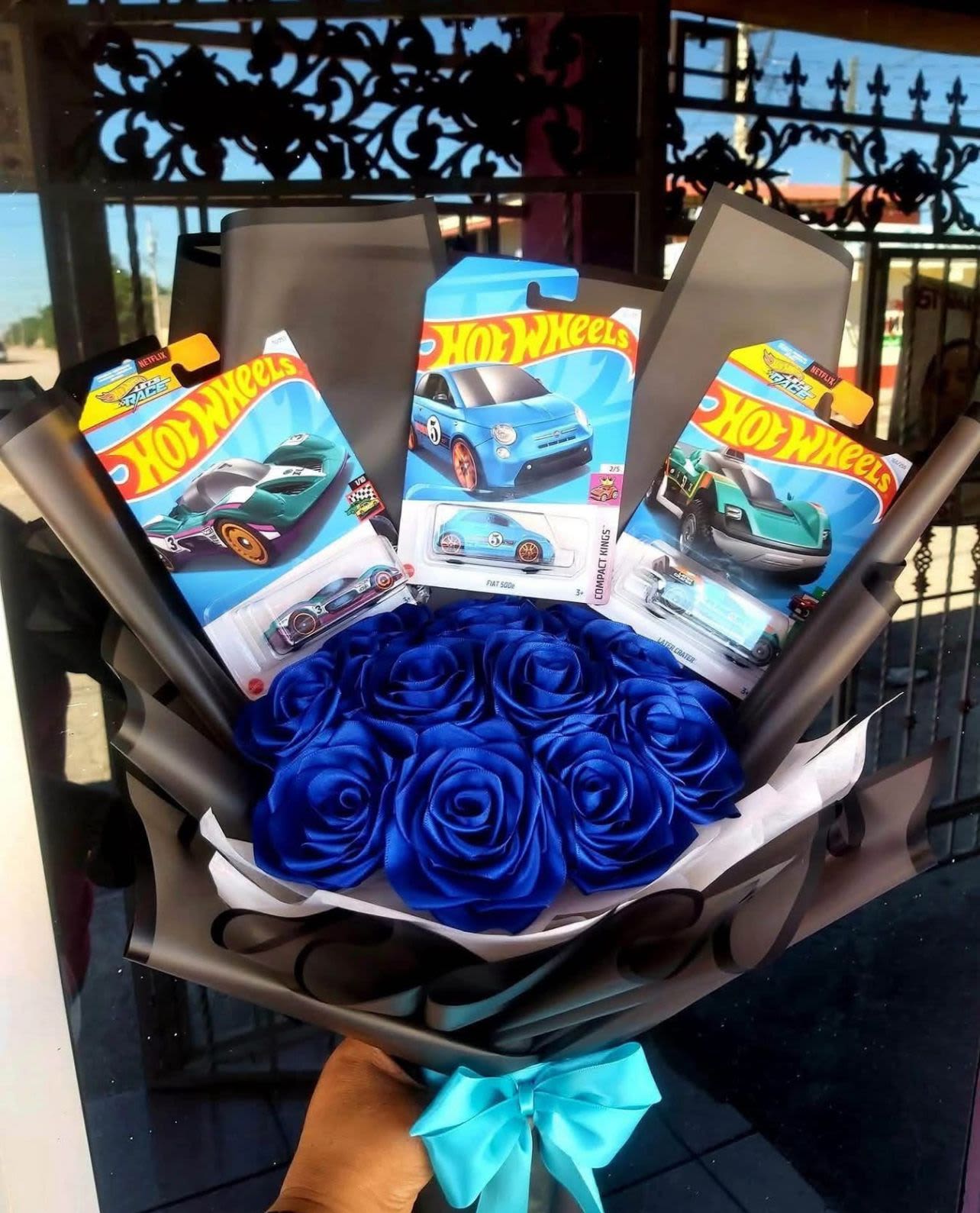 Ramo hot wheels azul - Ramo elaborado con rosas eternas hechas a mano color azul y tres carros hot wheel, los carros varian en la disponibilidad que tenemos