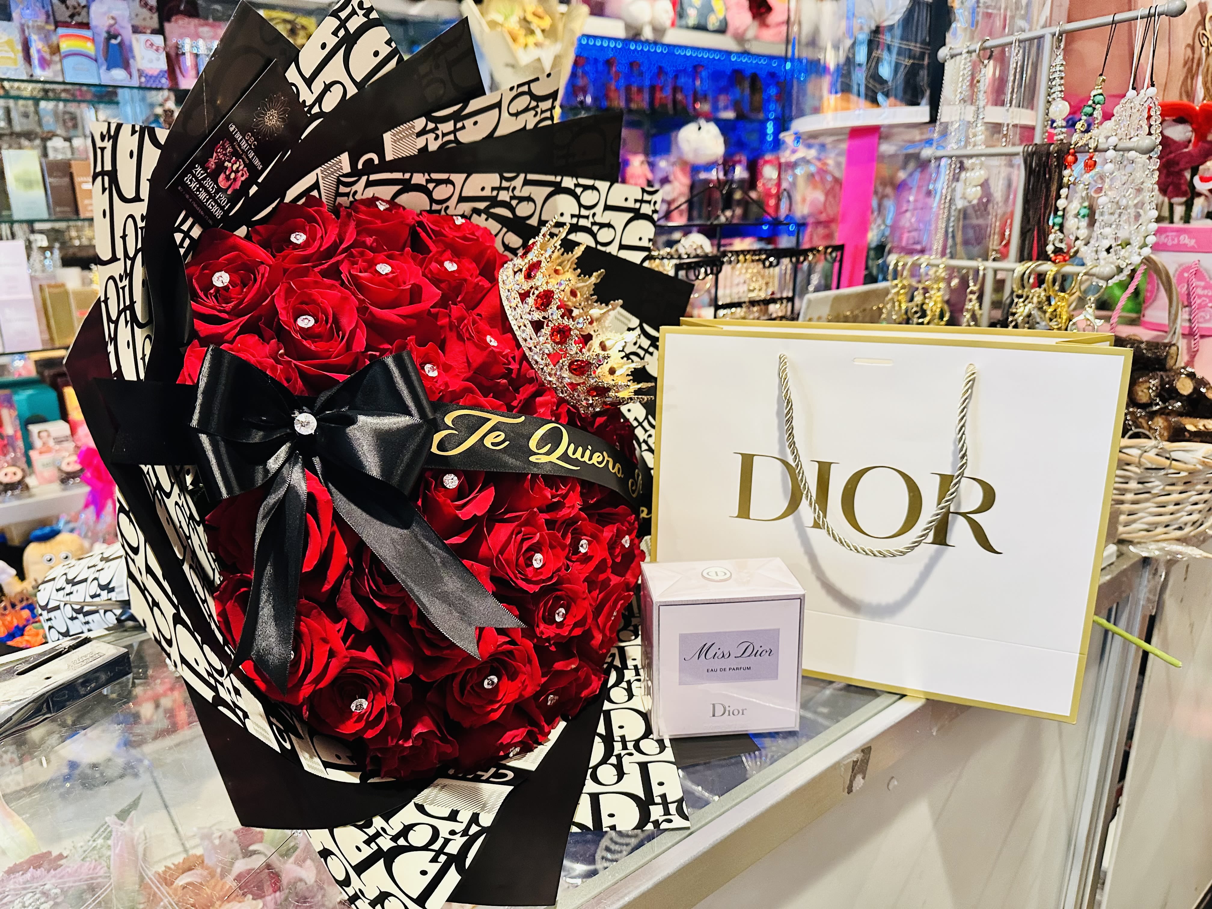 Set DIOR Set DIOR - If you are looking to make your partner fall in love more, this set is ideal for you, take a bouquet of 50 roses with crown and personalized ribbon and 1 original Dior perfume with an incredible price. Imagine your partner's reaction when he receives this wonderful gift. The phrase on the bar can be in Spanish or English with a maximum of 4 words