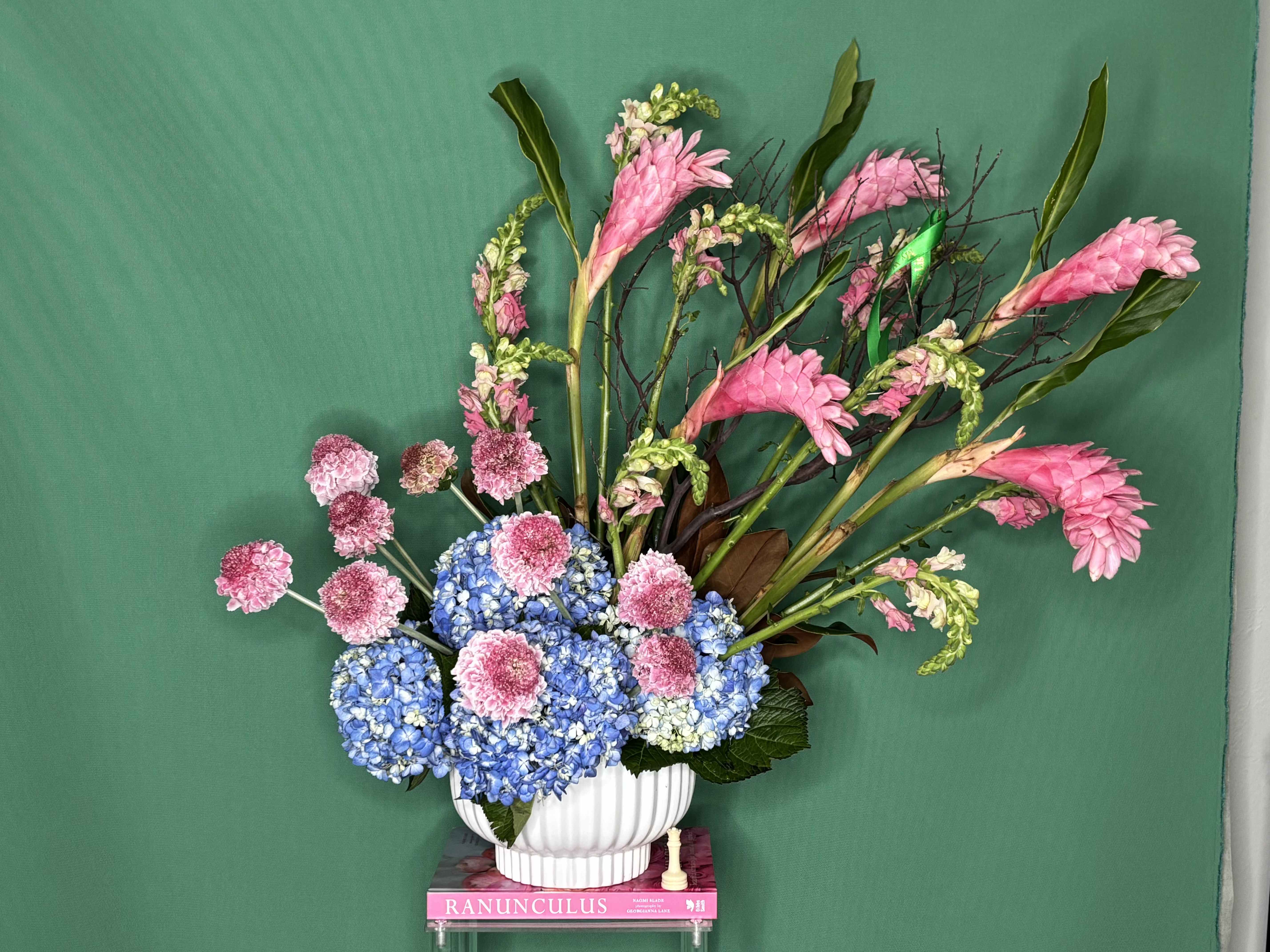 Puglia. - Spectacular creation combining pinks ginger, snap dragons, scabiosas, to exclaim WOW!  
