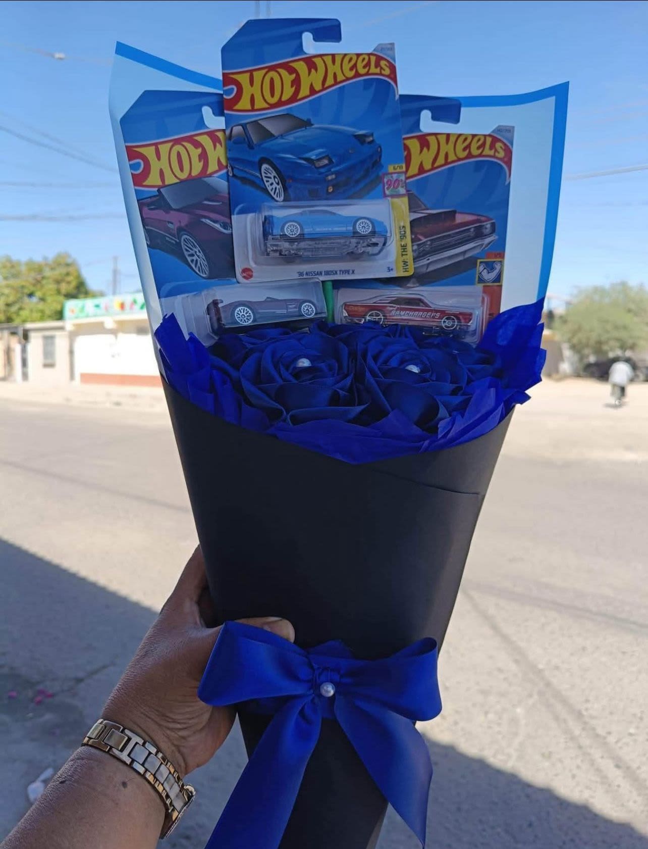 Hot wheels ramo - Ramo de hotwheels con rosas azules,  y hot wheels dependiendo de la disponibilidad que tengamos