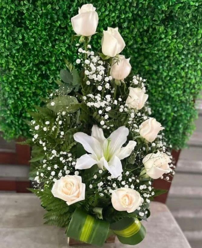 Arreglo de paz eterna - Arreglo elegante con tonos blancos, elaborado con rosas blancas, lirios,, gipsofilia, follaje y un lazo decorativo