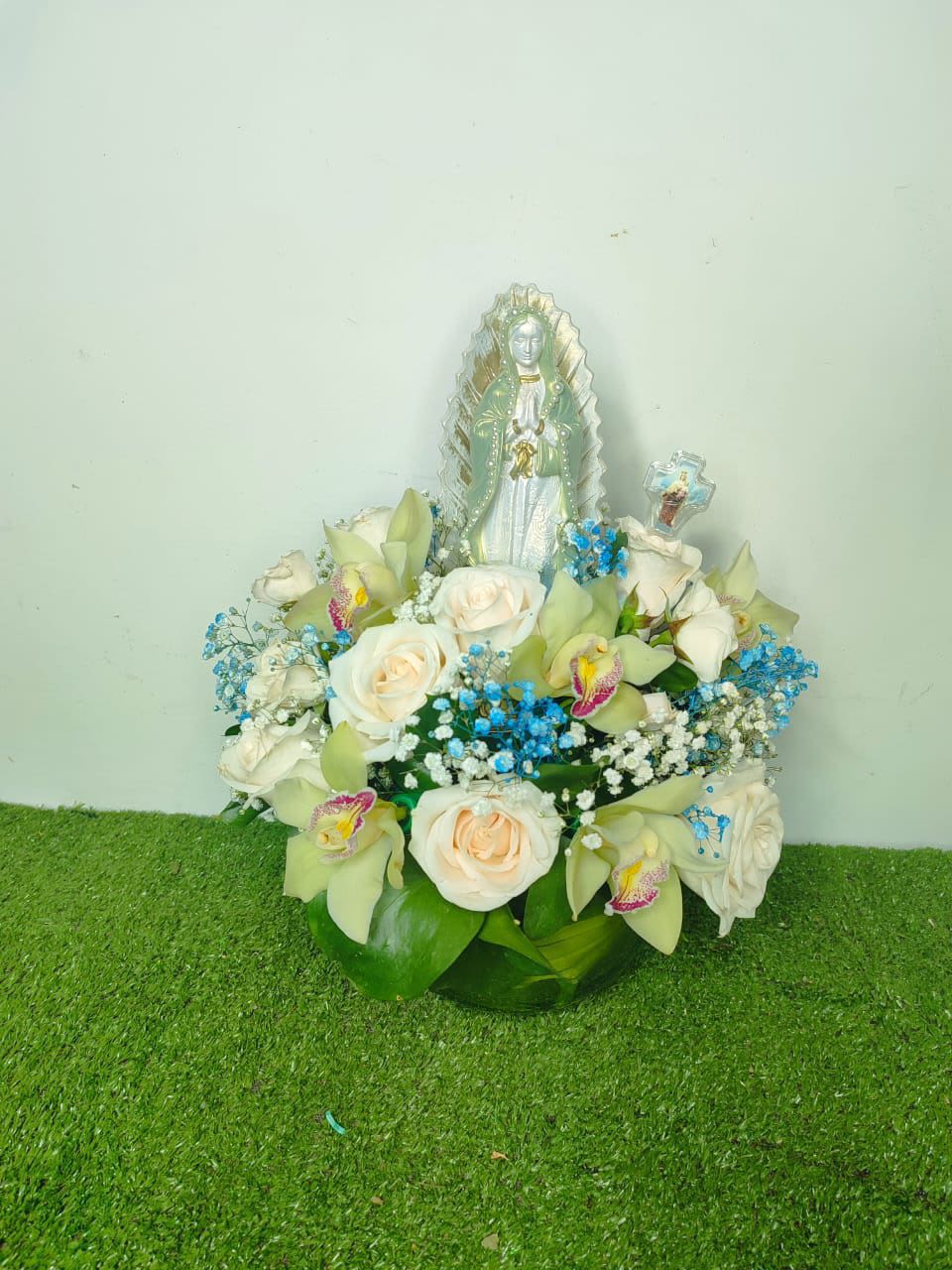 Arreglo de fe y consuelo - Arreglo en tonos blancos y azules, elaborado con rosas, orquideas y gipsofilia, follaje verde