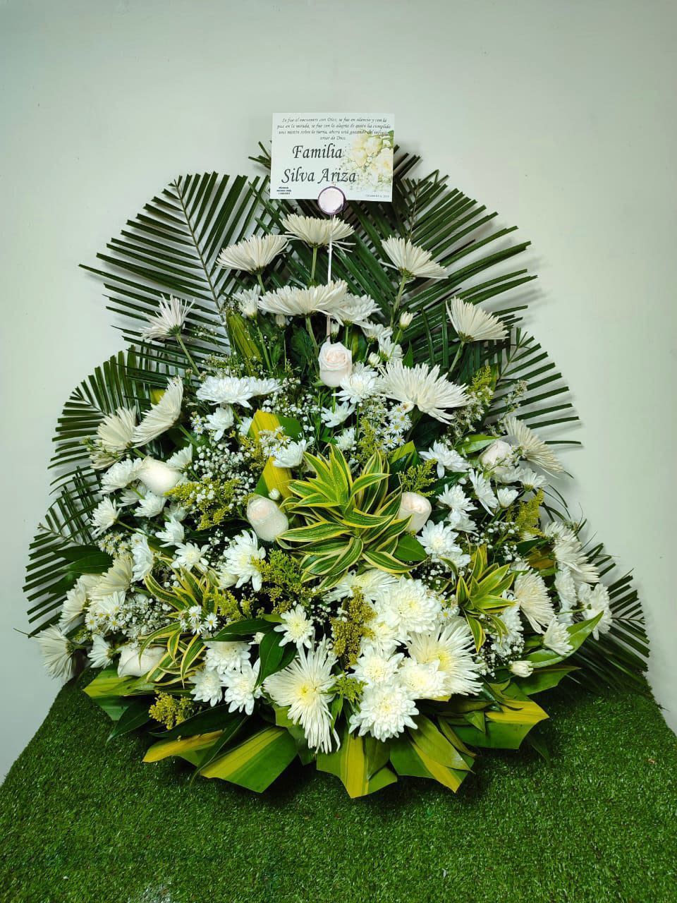 Arreglo floral funerario - Compuesto por flores blancas,gerbera, follaje y palma