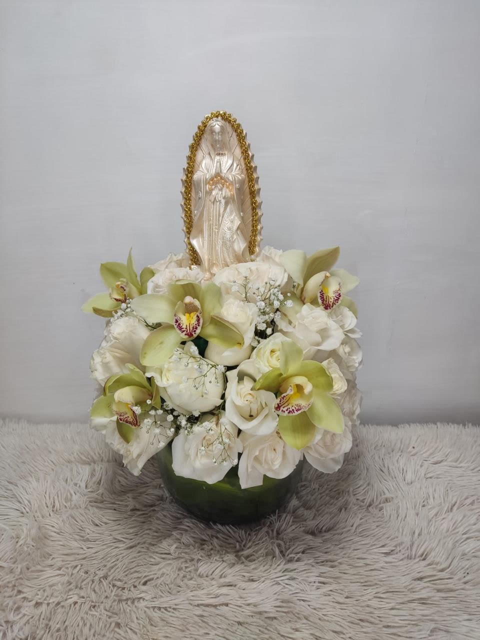 Arreglo florar funerario - Compuesto de flores blancas 