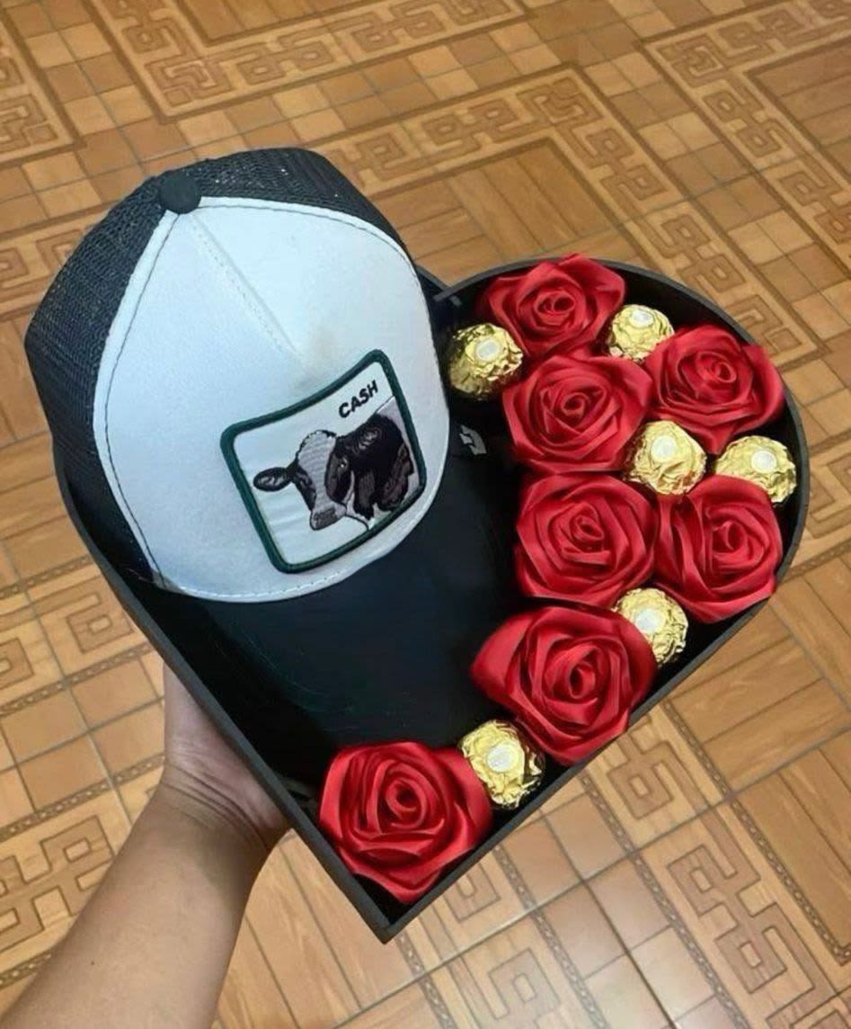 Caja llena de amor corazon - Caja en forma de corazon elaborada con rosas eternas rojas hechas a mano, chocolates y una gorra, pedir con anticipacion debido a las rosas eternas.