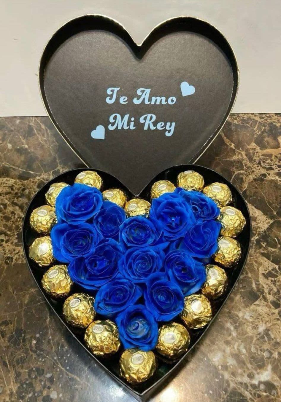 Corazon azul - Caja de corazon elaborada con rosas azules, y chocolates ferrero