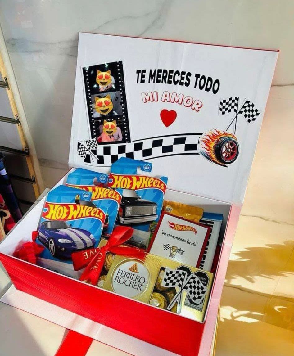Caja tematica hot wheels - contiene coches hotwheel, dulces,decoracion y mensaje personalizado, y su presentacion 