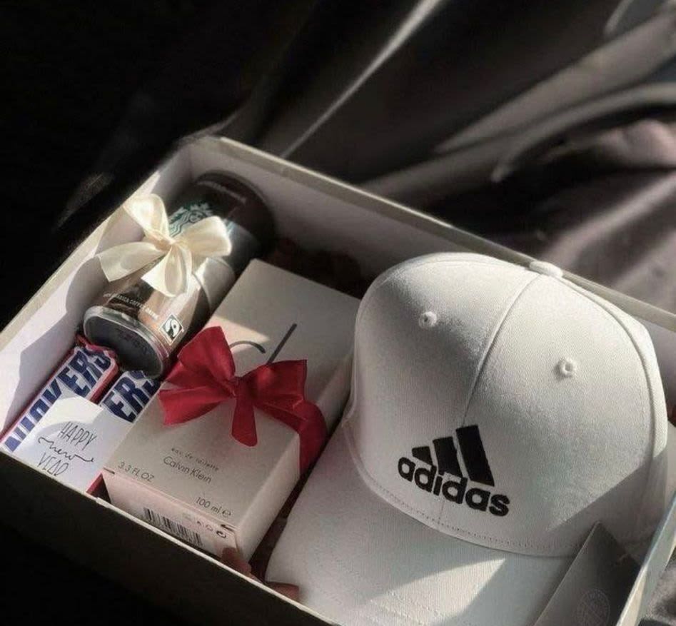 Caja de regalo - Elaborado con una gorra, perfume, cafe y chocolates