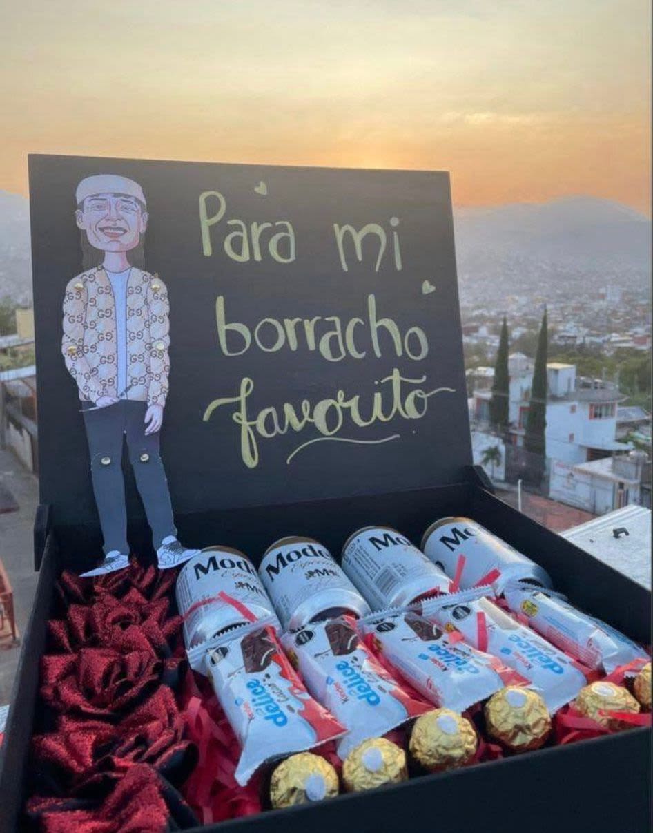 caja de regalo personalizada - incluye bebida alcoholica, , chocolates kinder, y ferrero rocher, y rosas eternas color rojo, este pedido debera hacerse con anticipacion minimo 4 dias 
