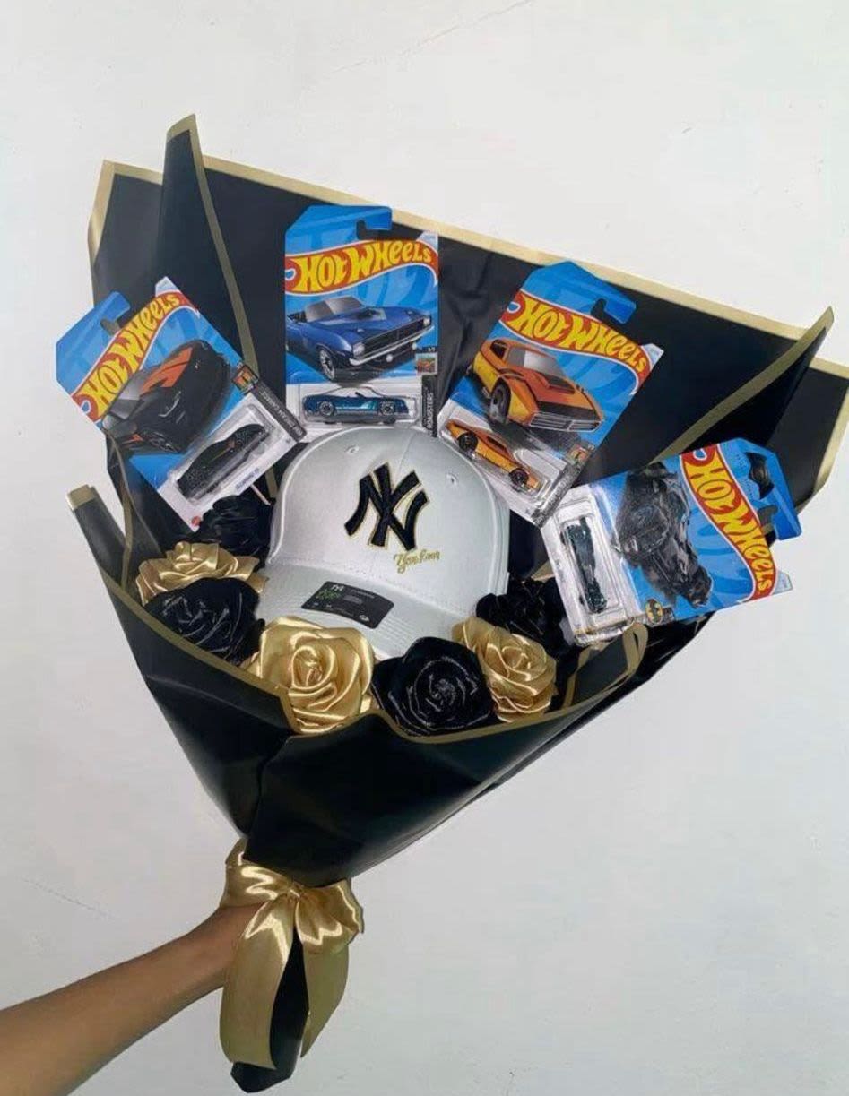 Ramo de hotwheels - Incluye hotwheels que dependen de al variedad que tengamos en el momento, gorra y rosas eternas color beige y negro hechas a mano, este pedido debera hacerse con anticipacion de minimo 4 dias