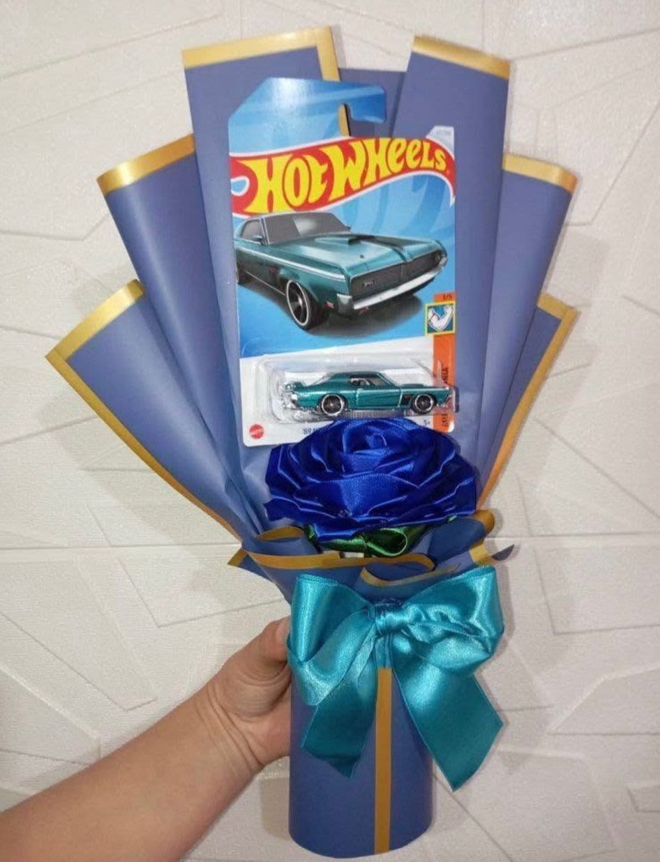 Rosas eternas y hotwheels - Ramo elaborado con rosa eterna color azul y carritos hot wheels
