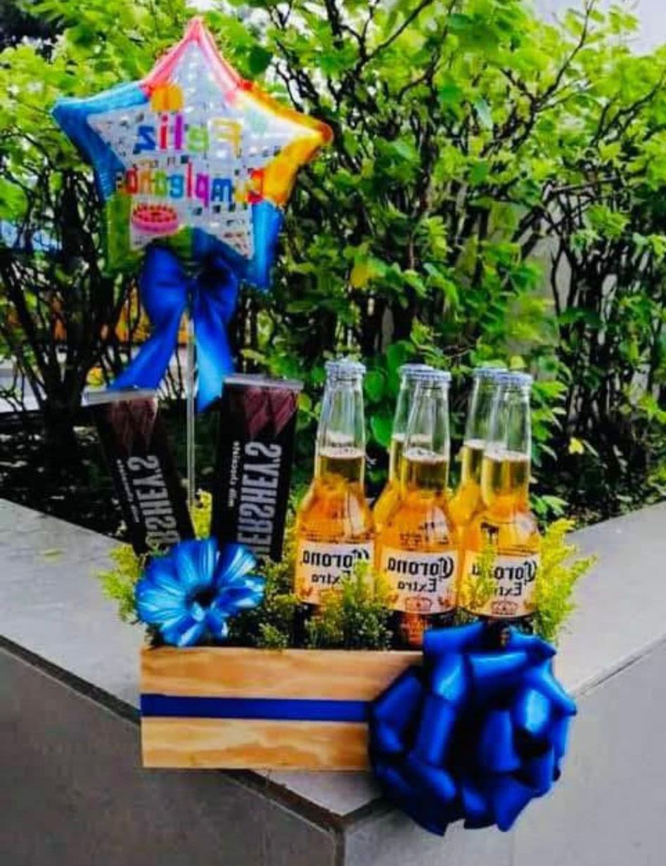 Arreglo de regalo - Viene con 3 bebidas alcoholicas, dos barras de chocolate hershey, globo metalico, y moño