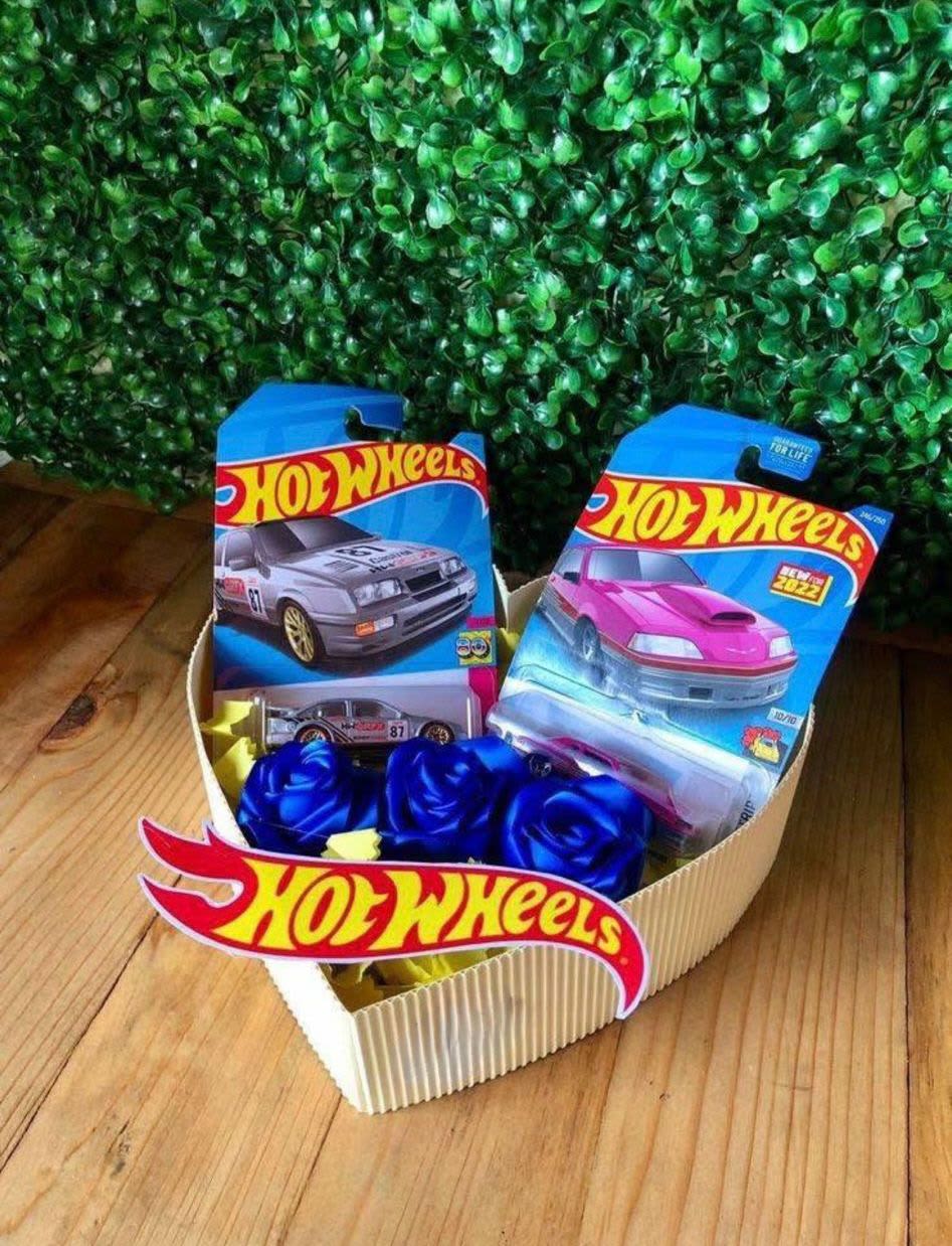 Hot wheels tematica -  caja de corazon viene con 2 carros hothweel y rosas eternas
