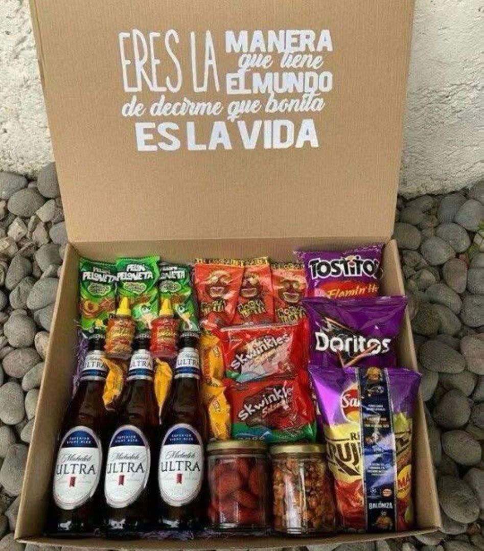 Caja de snacks - Viene con cerveza, tostitos, hot doritos, ruffles, y dulces