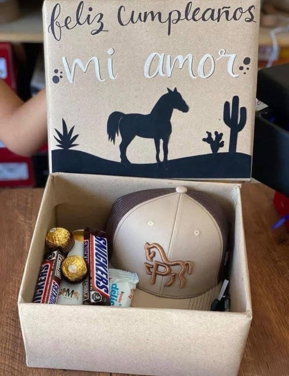 Caja cumple - viene con chocolates snickers, kinder, ferrero y cerveza, y una gorra