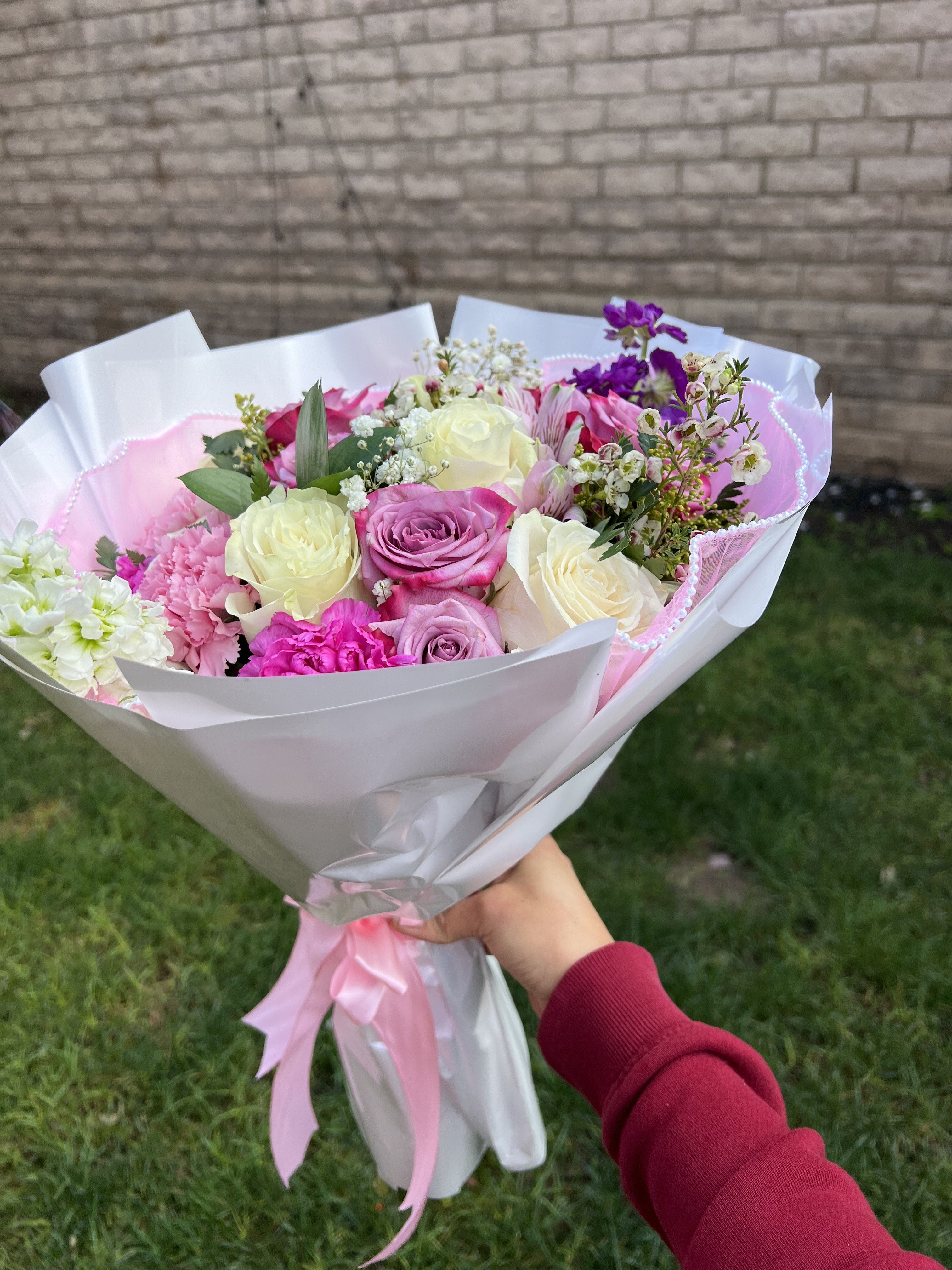 Mixed Flower Bouquet Bouchón - This beautifully crafted bouquet features a stunning mix of roses, carnations, and seasonal blooms in different shades.