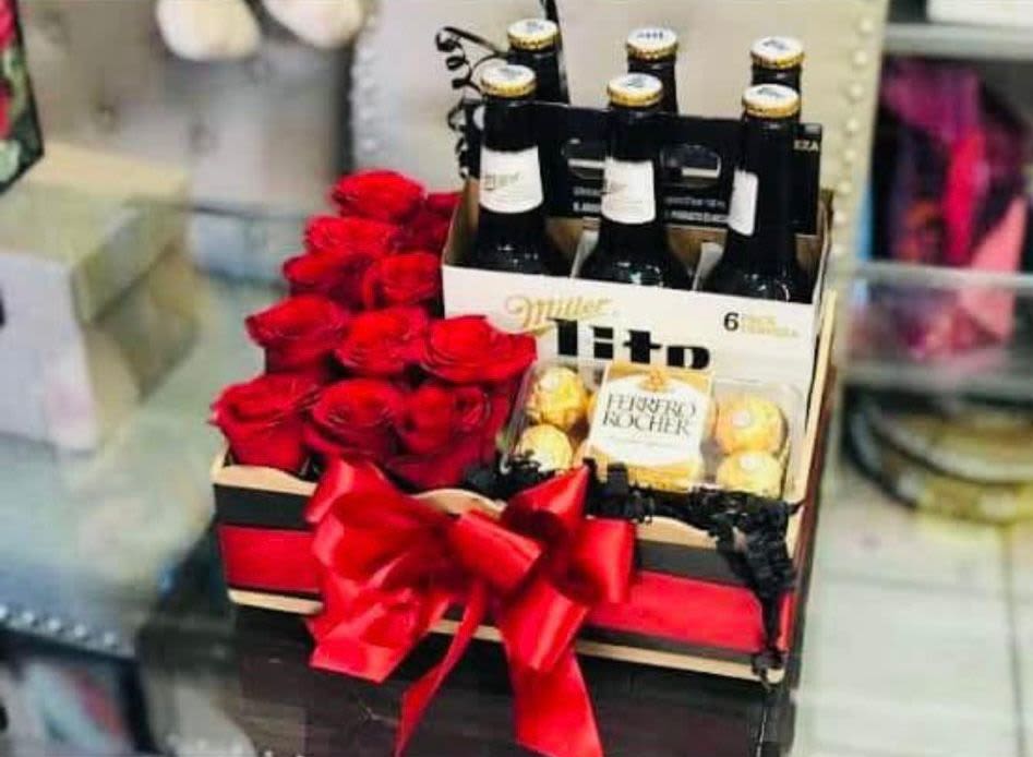 Caja de regaloo - viene con 6 pack de bebida alcoholica, chocolates ferrero rocher, y rosas rojas