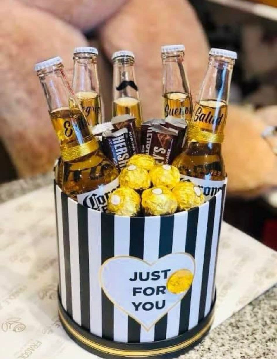 Cesta de regalo - Incluye bebidas alcoholicas y chocolates ferrero rocher y hersheys.
