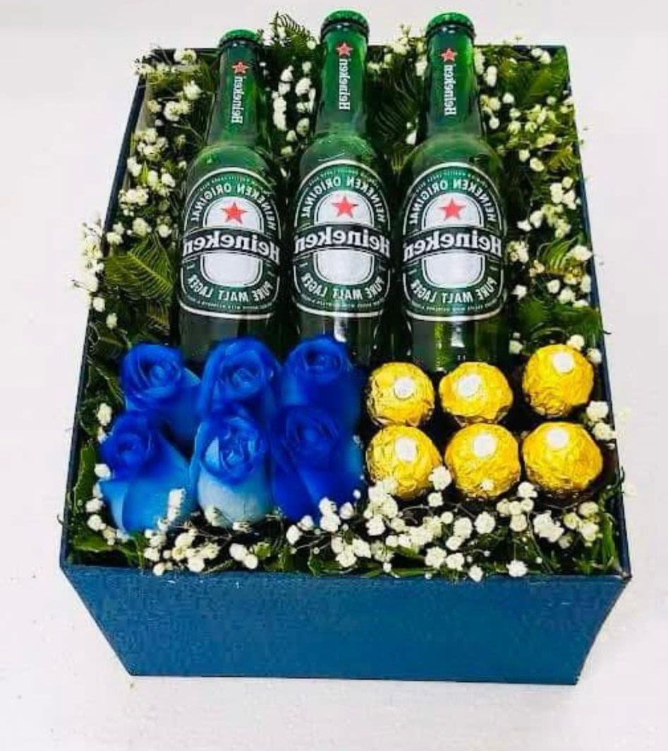 Caja de regalo con rosas - viene con bebida alcoholica, elaborada con rosas pintadas en aerosol de azul, gipsofilia, y chocolates ferrero rocher
