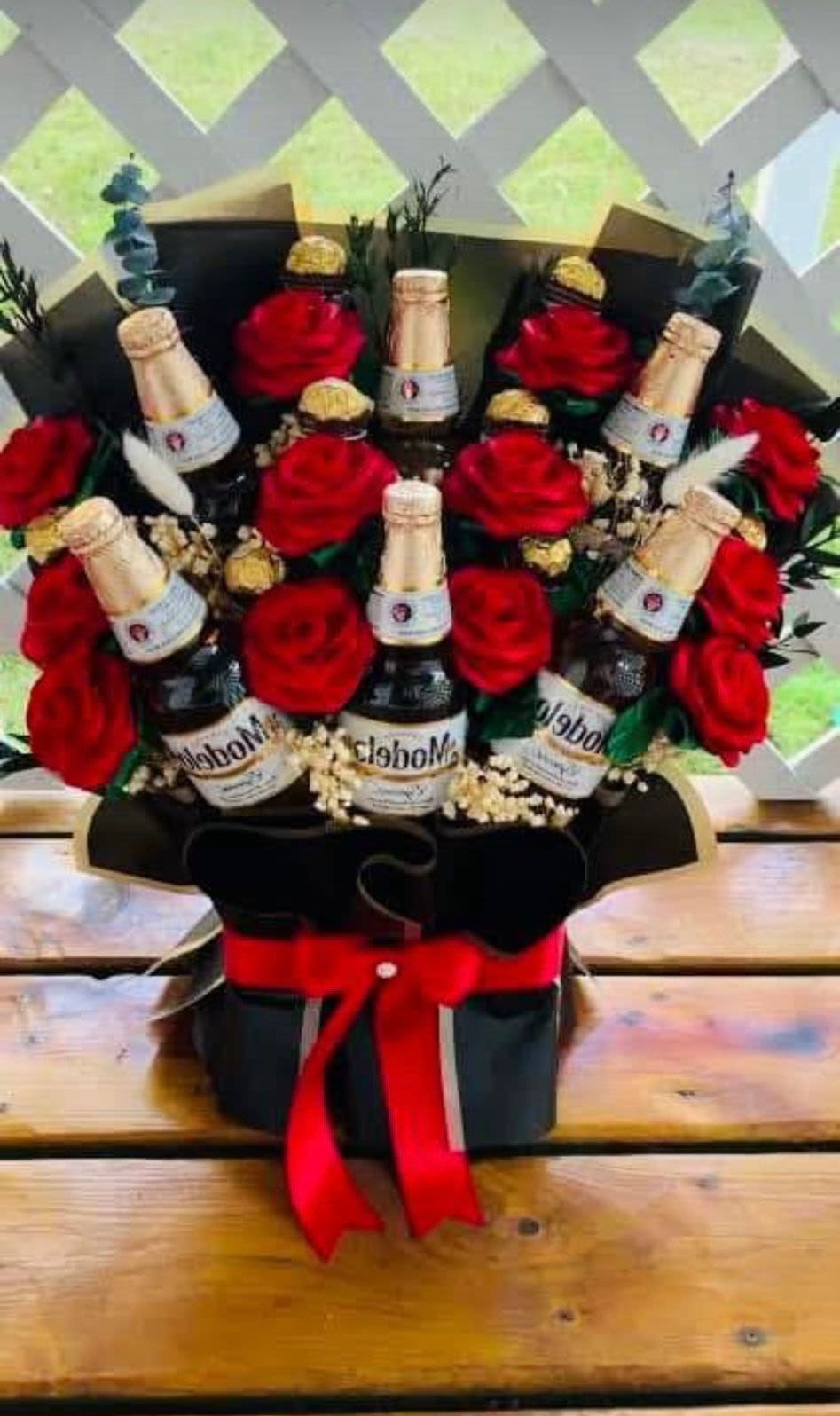 Beer bouquet  - Bouquet con rosas rojas y bebidas alcoholicas, gipsofilia.