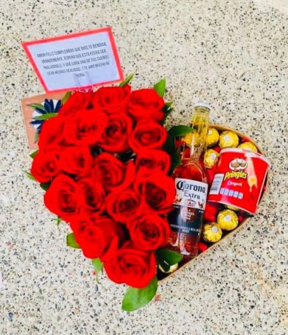 Cesta de regalo con cerveza - caja de corazon elaborada con rosas rojas, pringles, ferrero rocher y una cerveza