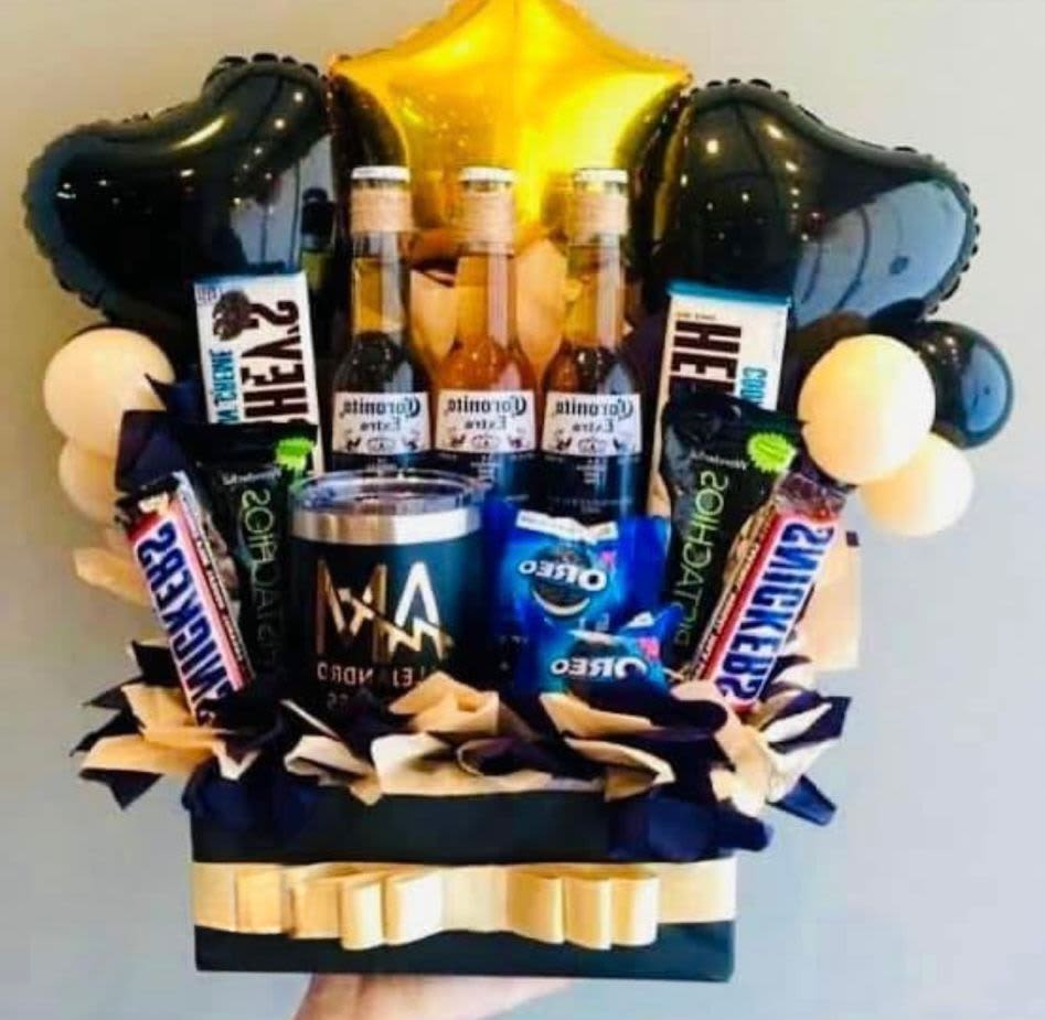 Cesta de regalo personalizada - incluye barras de chocolate, galletas oreo, botellas de cerveza y vaso termico