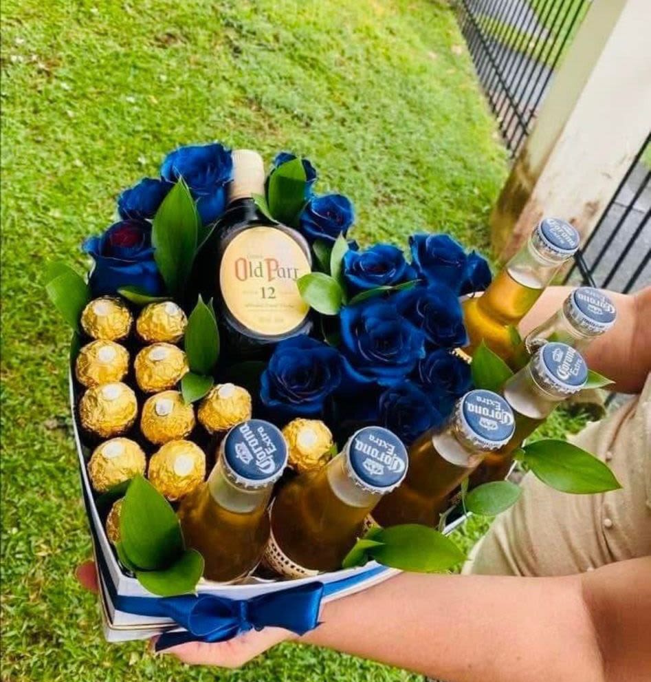 cesta para regalar - incluye botella de whisky, varias botellas de cervza, chocolates ferrero rocher y rosas azules