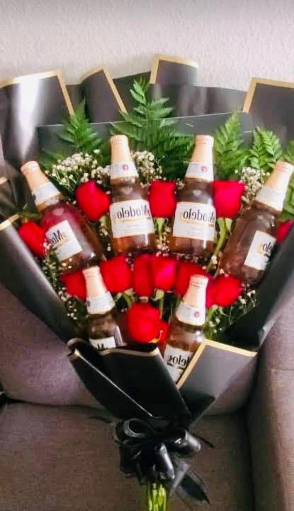 rosas y bebidas - Bouquet de rosas rojas y bebidas alcoholicas.