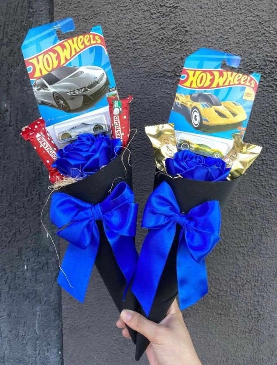 Mini ramo hotwheels - ramito elaborado con rosas eternas azules, carro hotwheels y chocolates, 25 cada uno