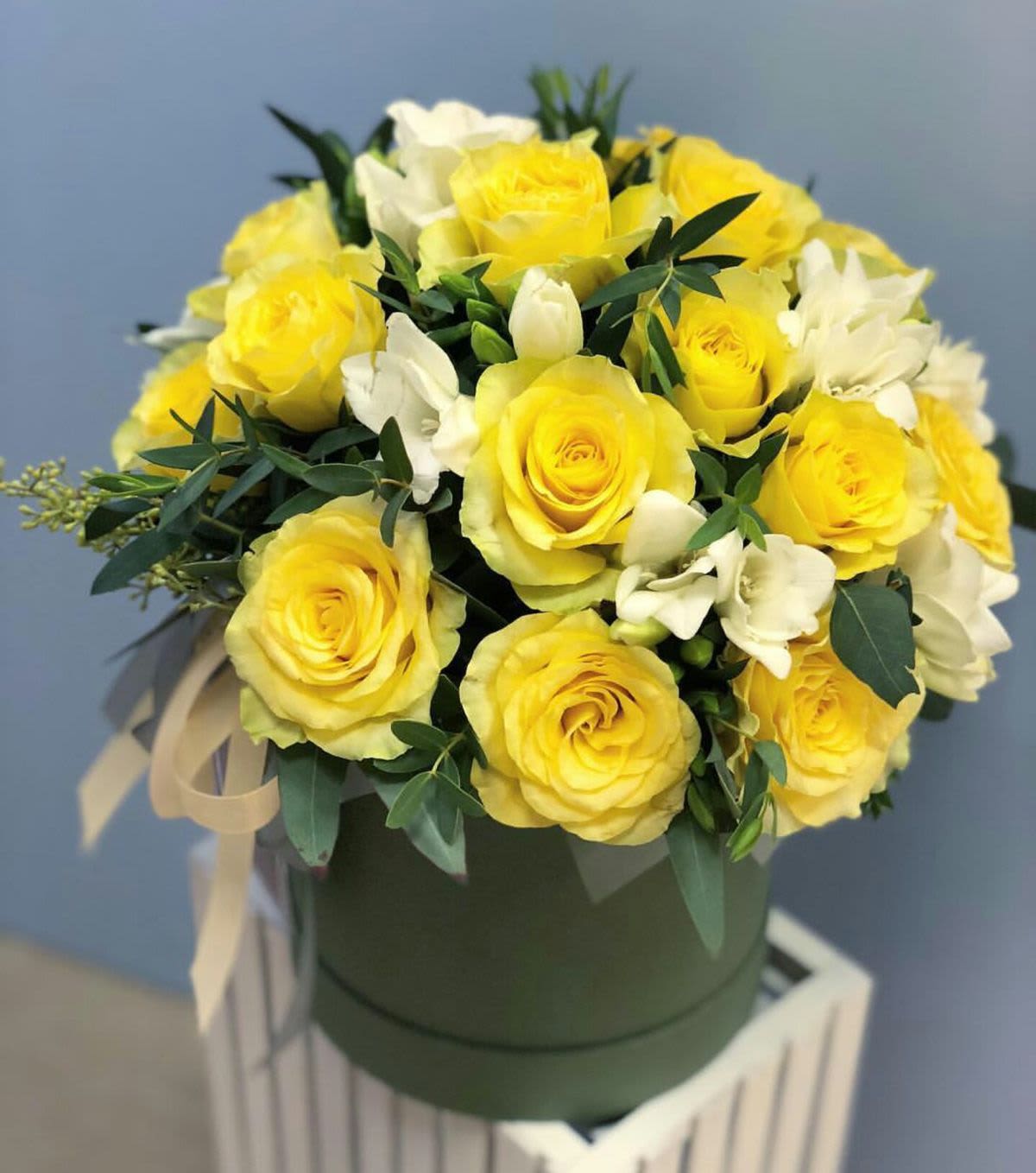 arreglo floral en caja - elaborada con rosas amarillas y eucalipto