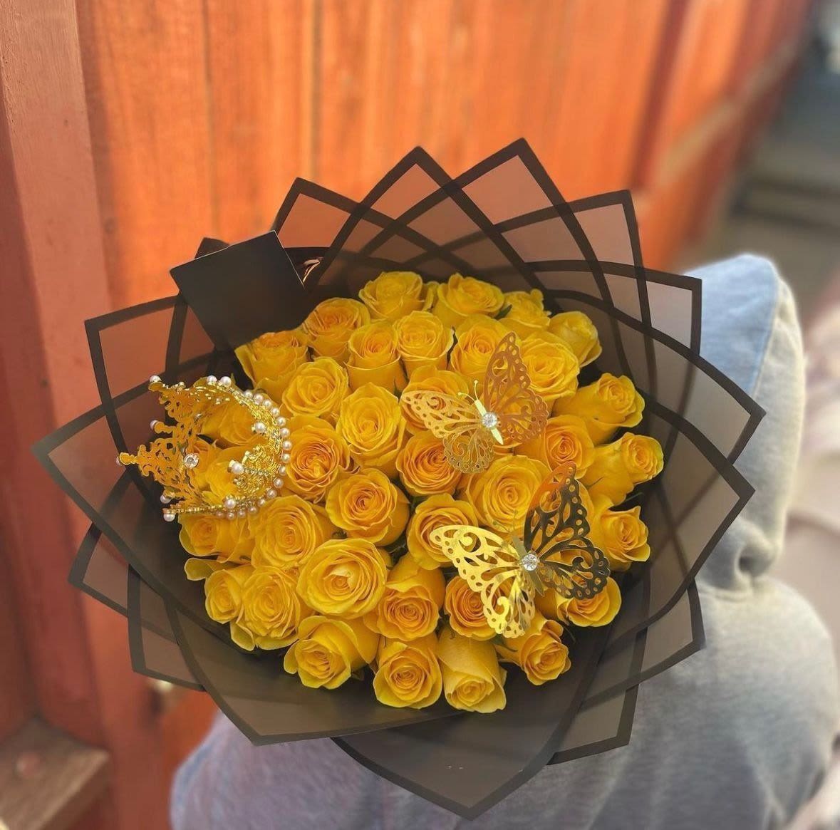 Buchon amarillo - Buchon elaborado con rosas amarillas, mariposas artificiales y corona 