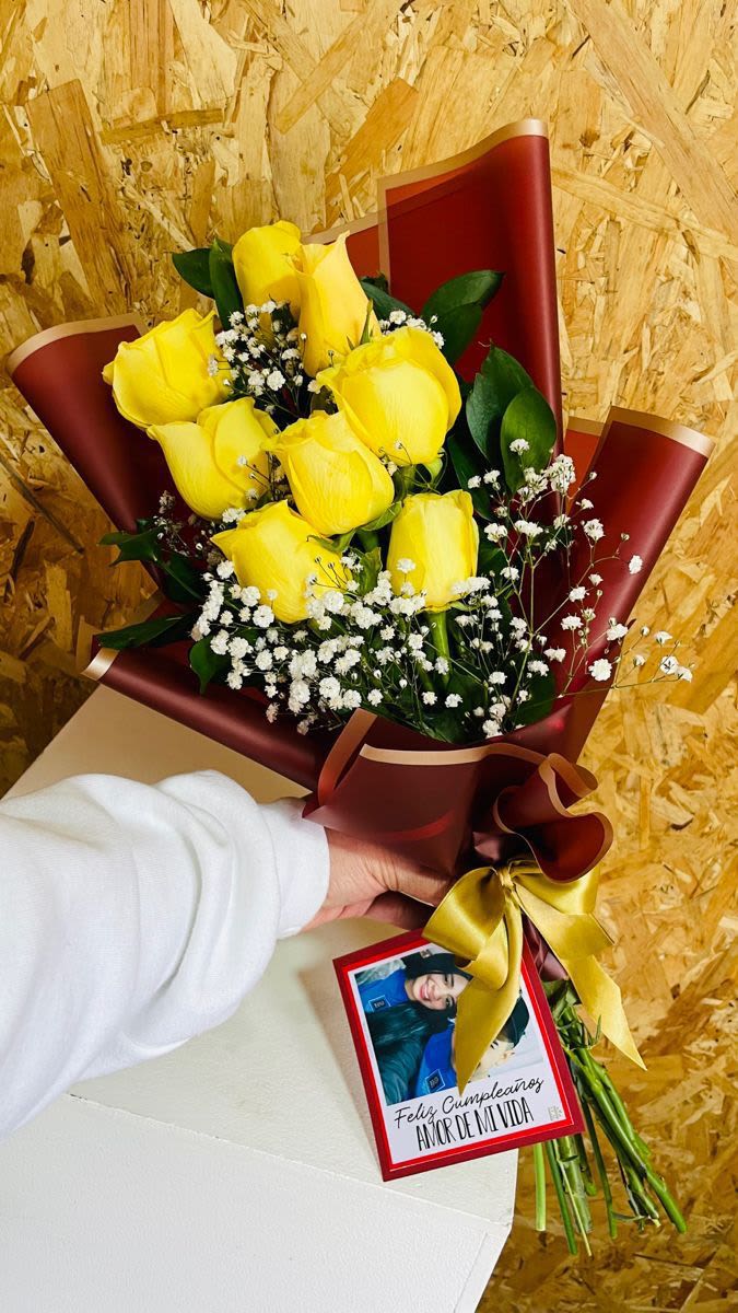 Detalle amarillo - lindas flores rosas amarillas y gipsofilia